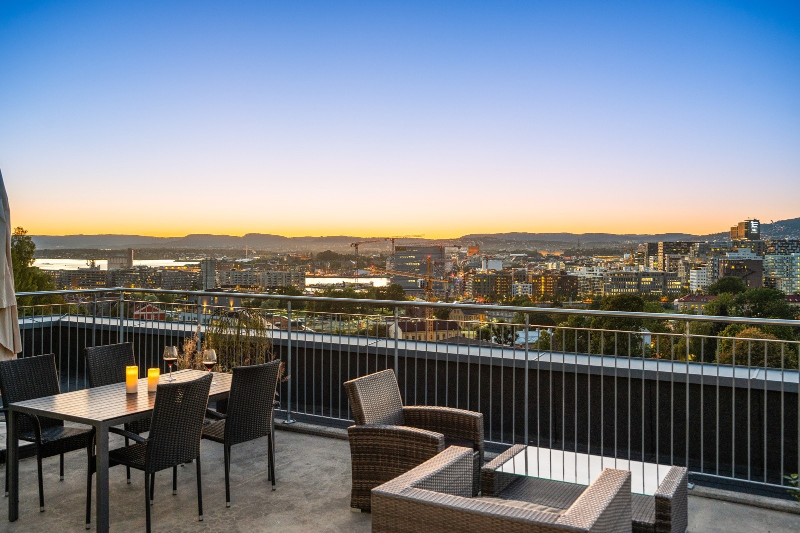 Leiligheten har både privat terrasse og heisadkomst til stor felles takterrasse. Galleribilde