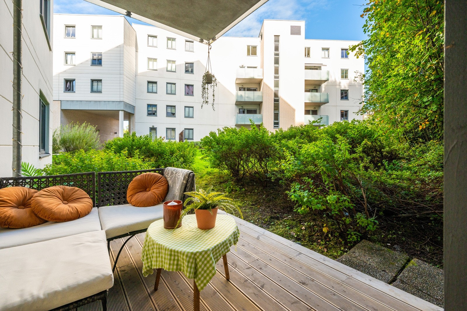 Deilig uteplass på 7 kvm med skjermet plassering. Galleribilde