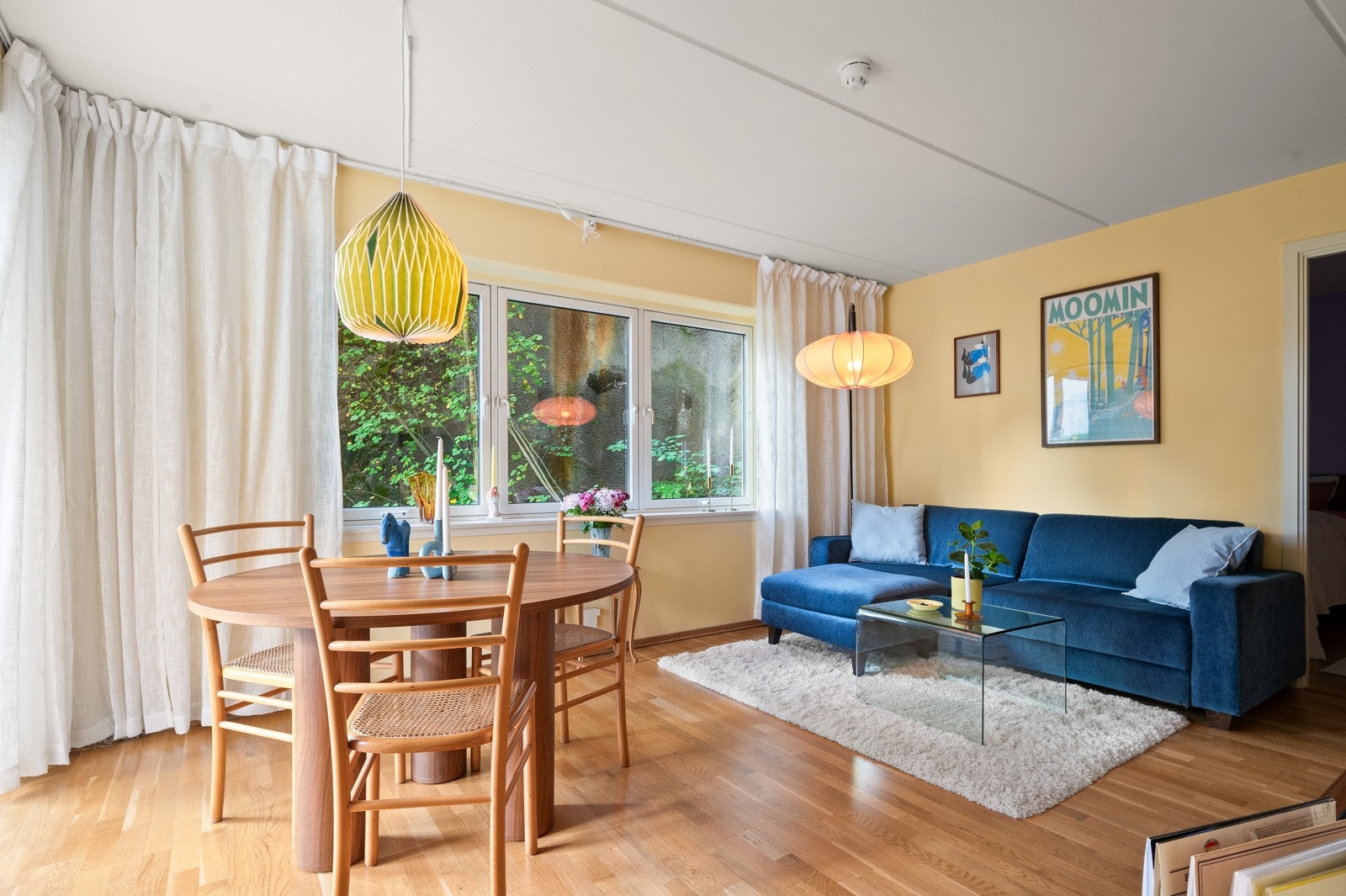 Stuen er romslig med vindusflater på to sider. Galleribilde