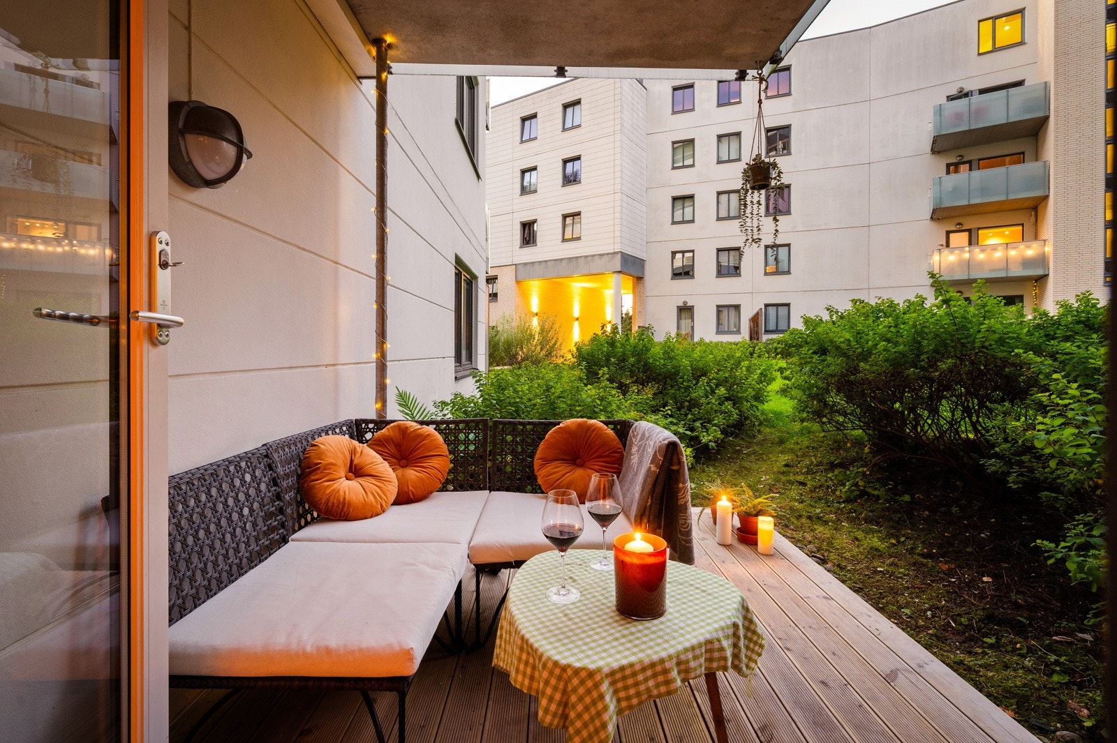 Utgang fra stuen til privat terrasse på ca. 7 kvm. Galleribilde