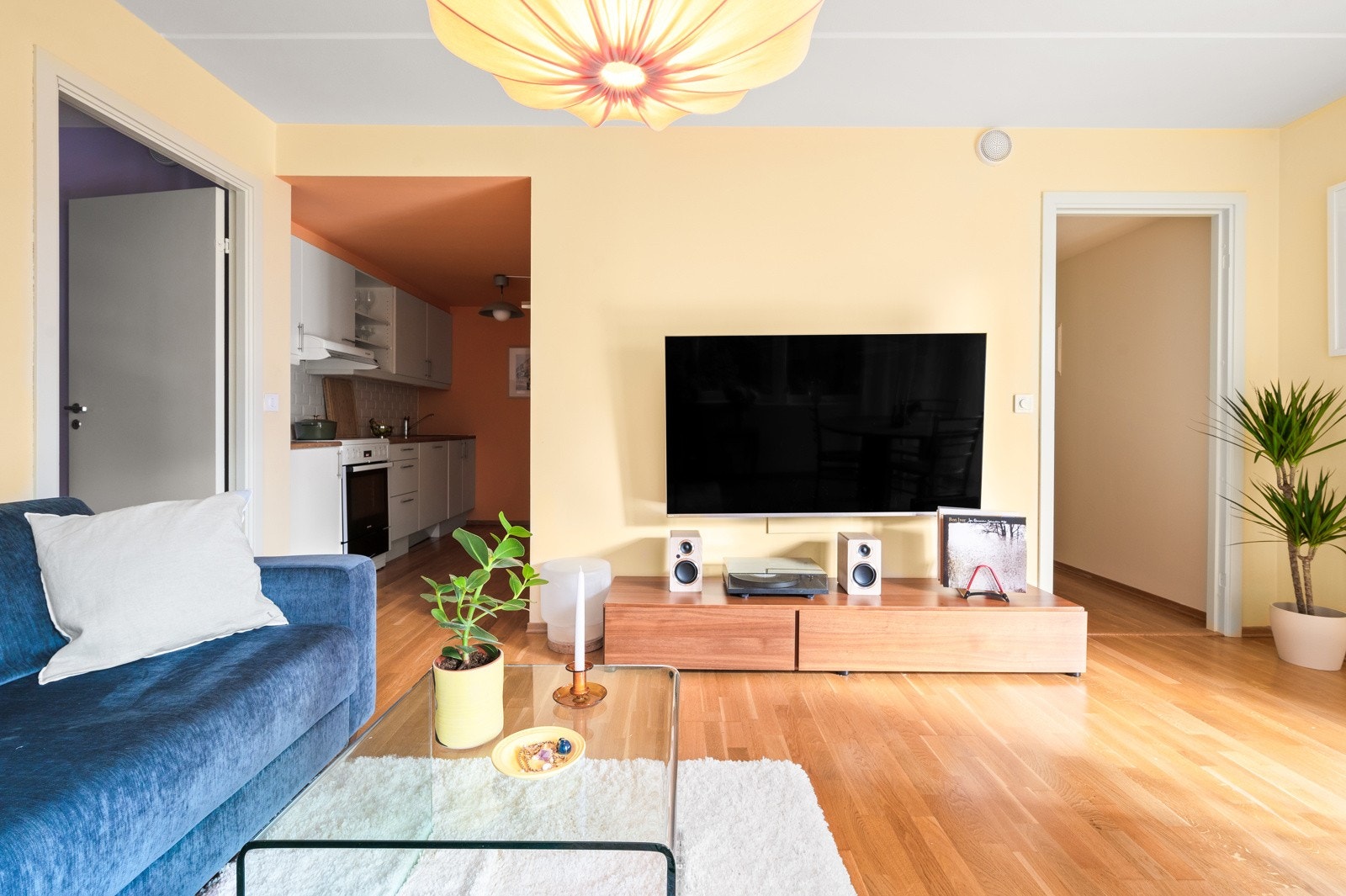 Kjøkkenet ligger i delvis åpen løsning mot stuen. Galleribilde