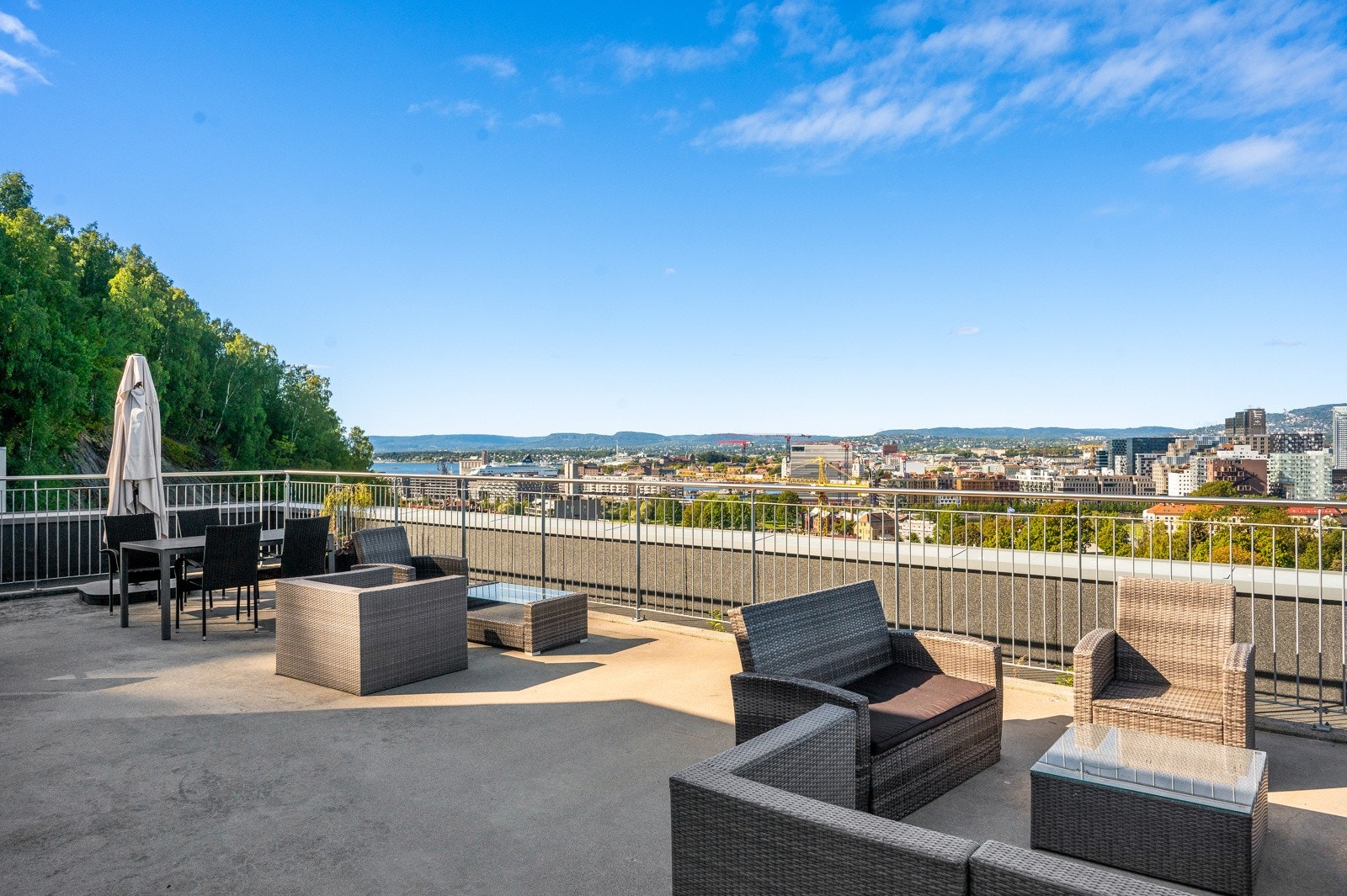 Heisadkomst til stor felles takterrasse opparbeidet med flere sittegrupper. Galleribilde