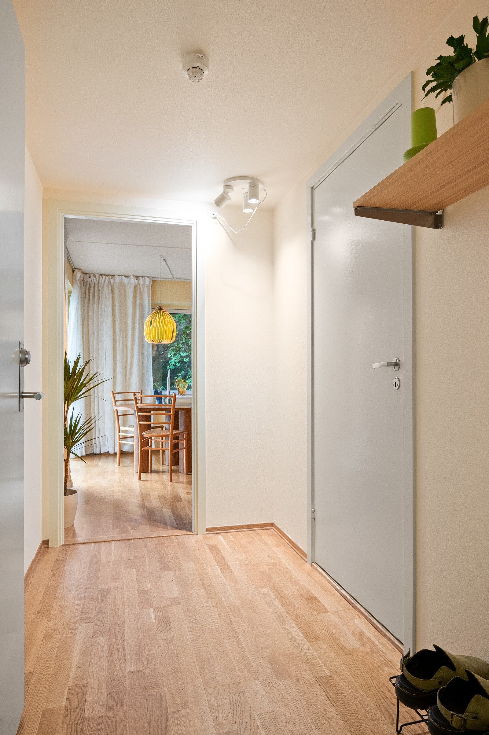 Entré. For ytterligere oppbevaringsplass disponerer leiligheten en bod i samme etasje på ca. 3,7 kvm. Galleribilde