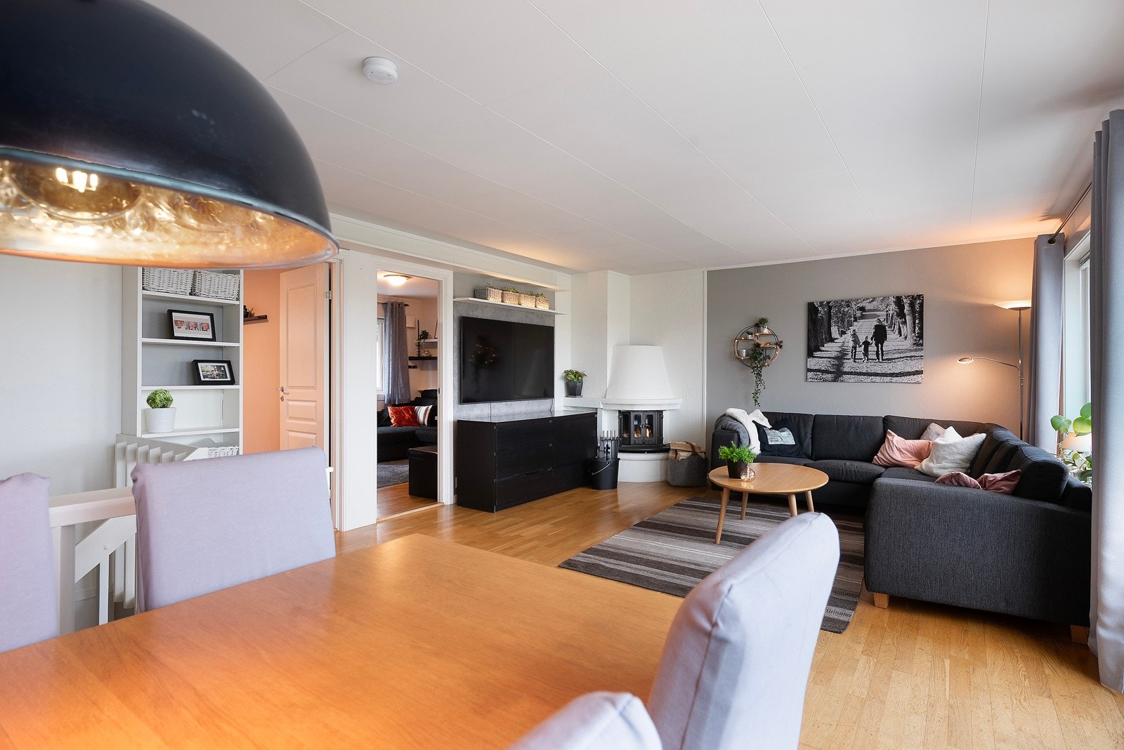 I andre enden er det god plass til en sofagruppe Galleribilde