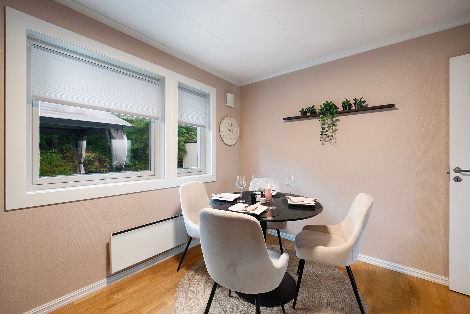 Her er det også en mulighet til en spisegruppe Galleribilde