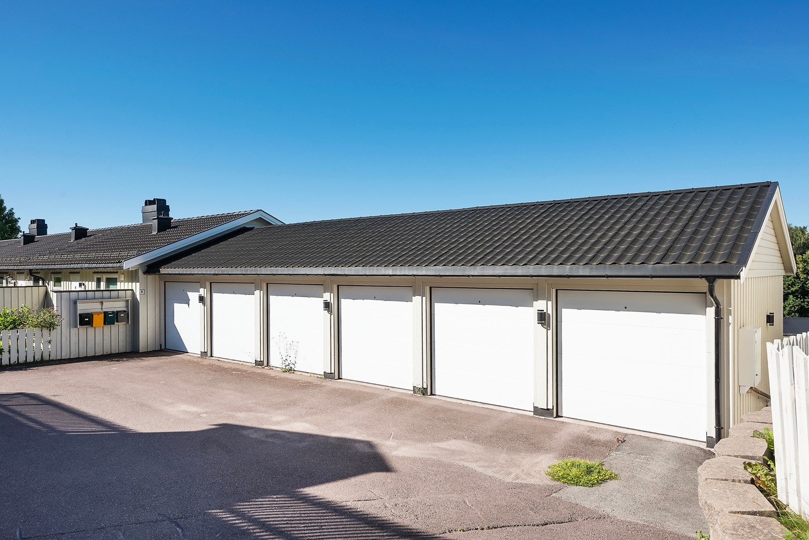 Det følger også med en garasjeplass som ble pusset opp samt ny port i 2019. Galleribilde