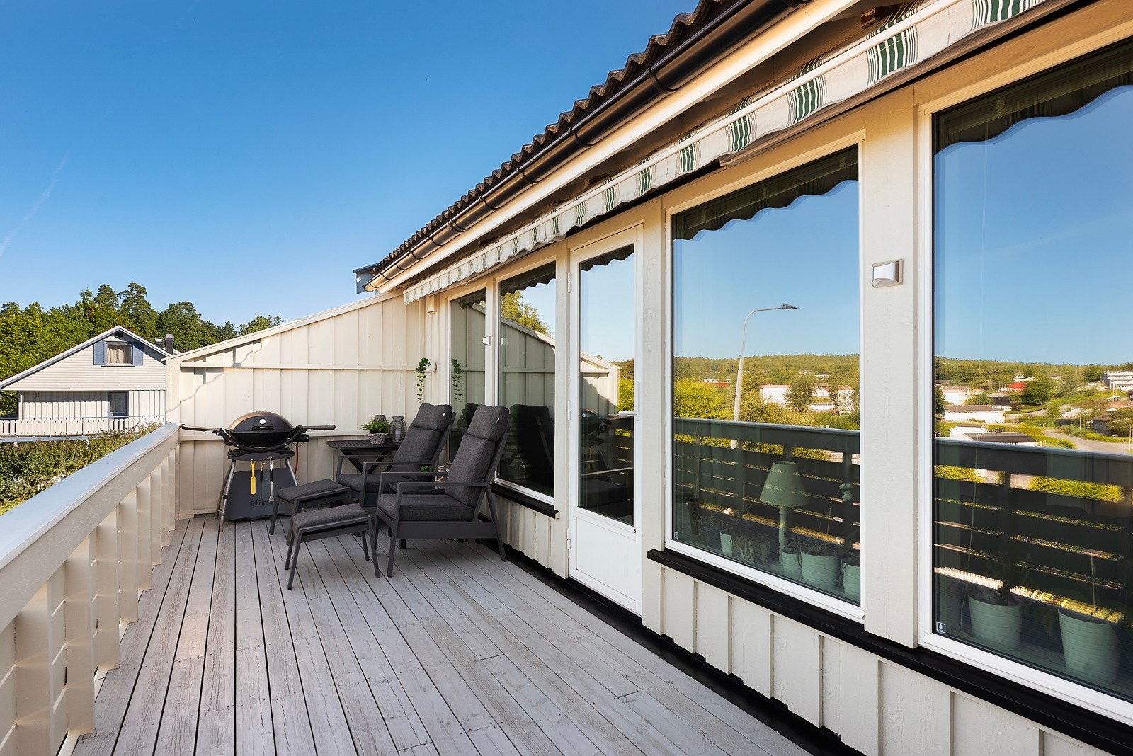 Godt med plass, det er også en terrass på den andre siden Galleribilde