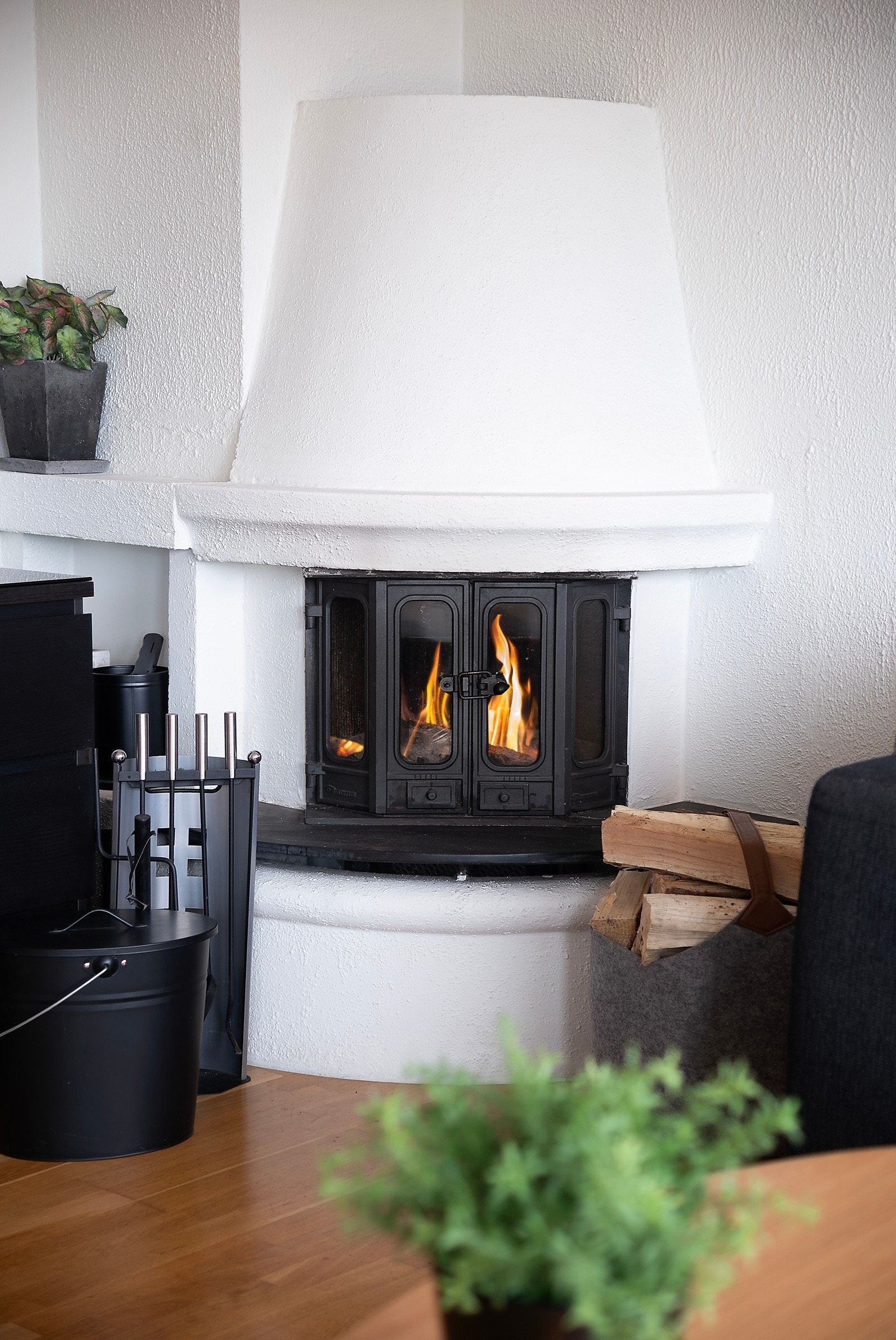 Her får du også varme fra en vedovn, eller bare kos og hygge Galleribilde