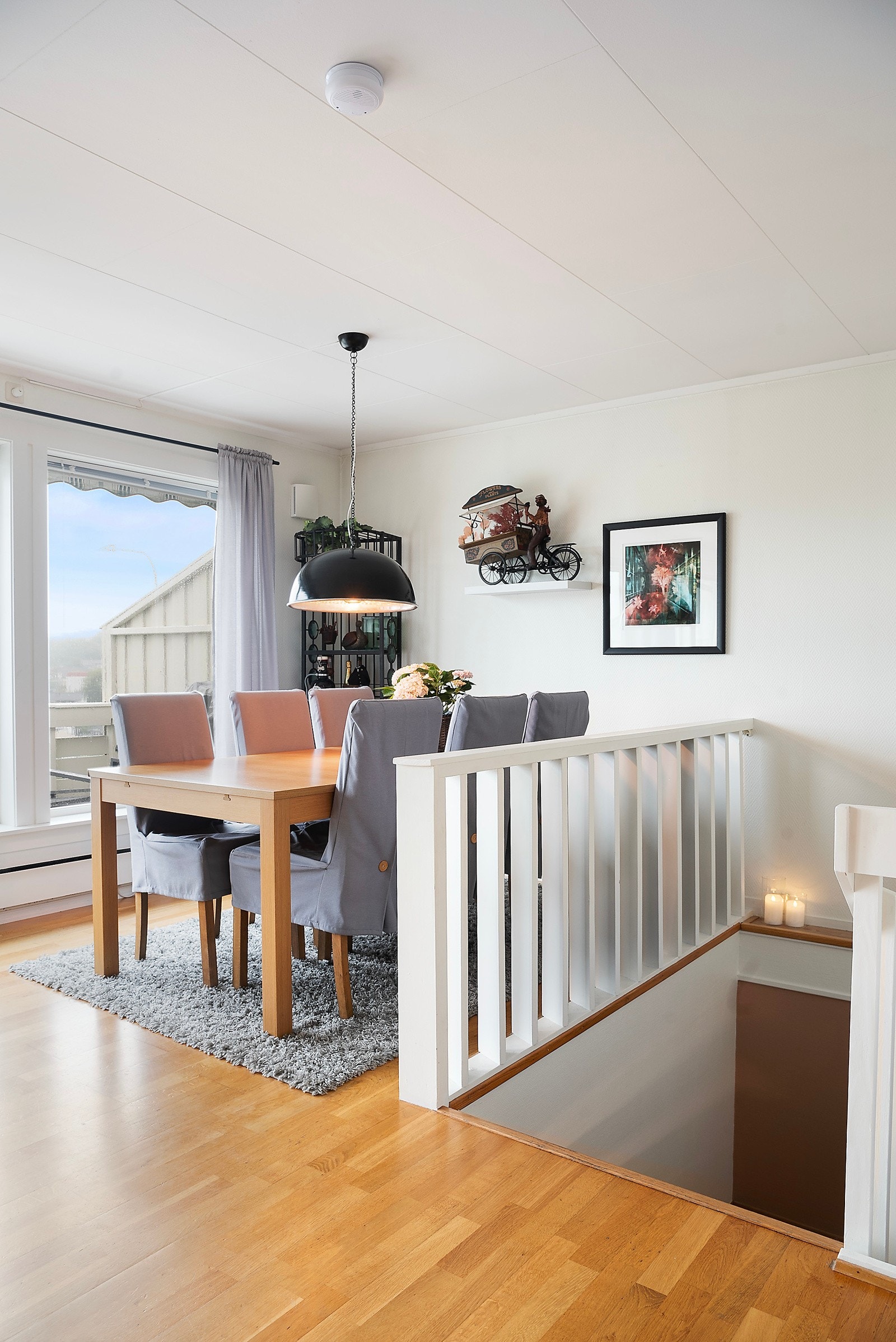 Da tar vi turen opp i andre etasje. Lys og fin stue som vender mot vest Galleribilde