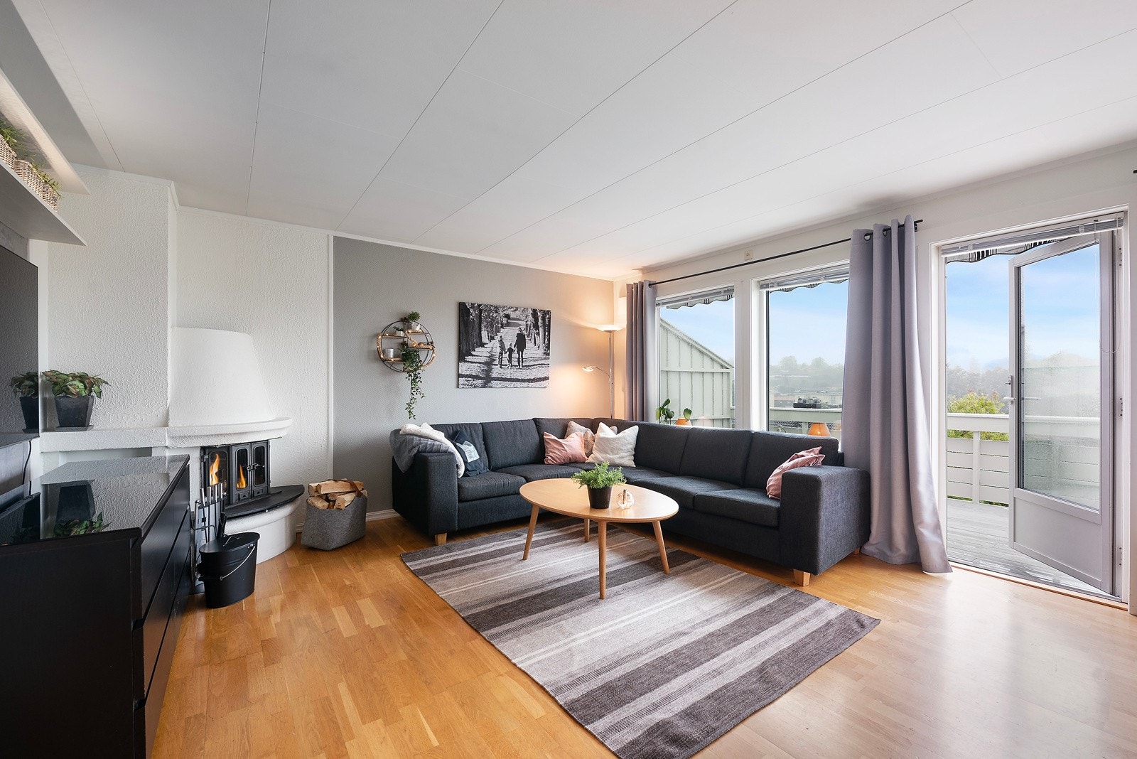 Store vindusflater gjør at stuen bader i naturlig lys Galleribilde