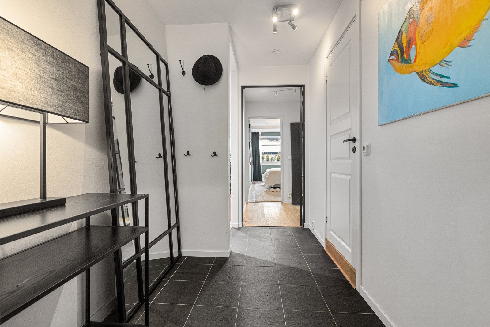 En praktisk og romslig entré med god plass til oppbevaring. Galleribilde