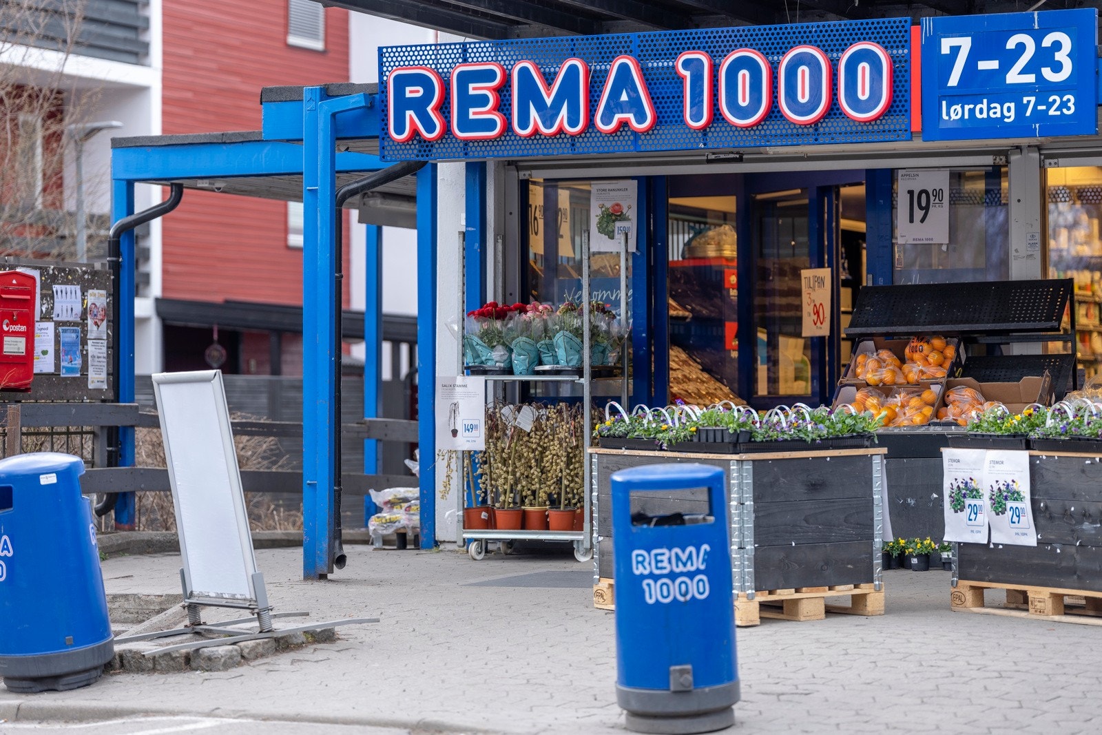 Rema 1000 ligger på naboborettslagets eiendom, en kort spasertur fra boligen. Galleribilde