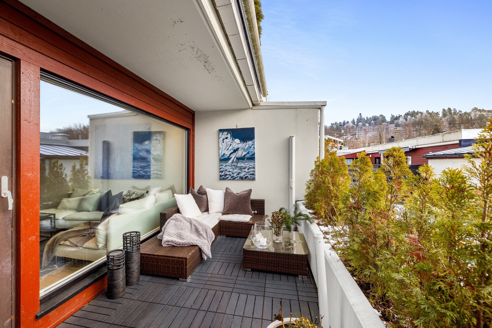 Den sydvendte terrassen på ca. 11 m² er et solrikt uterom med plass til både sittegruppe og grill. Her kan du nyte solen fra tidlig morgen til sen ettermiddag. Galleribilde