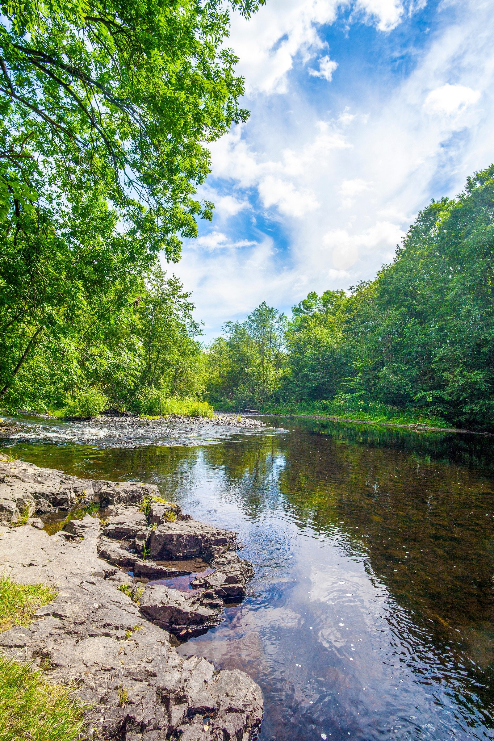 Borettslaget grenser ned til idylliske rekreasjonsområder langs Lysakerelven. Galleribilde