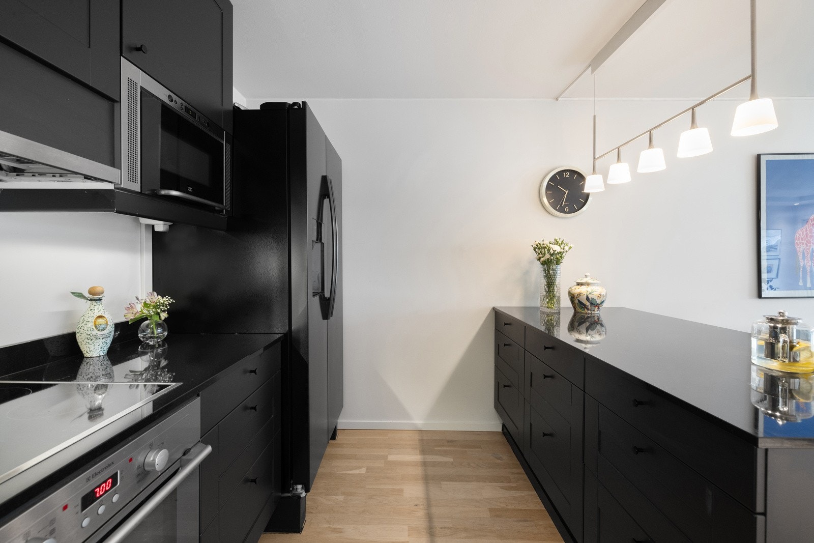 Kjøkkenet ble pusset opp i 2020 og kombinerer funksjonalitet med tidløst design. De integrerte hvitevarene og benkeplaten av granitt gir et eksklusivt preg. Galleribilde