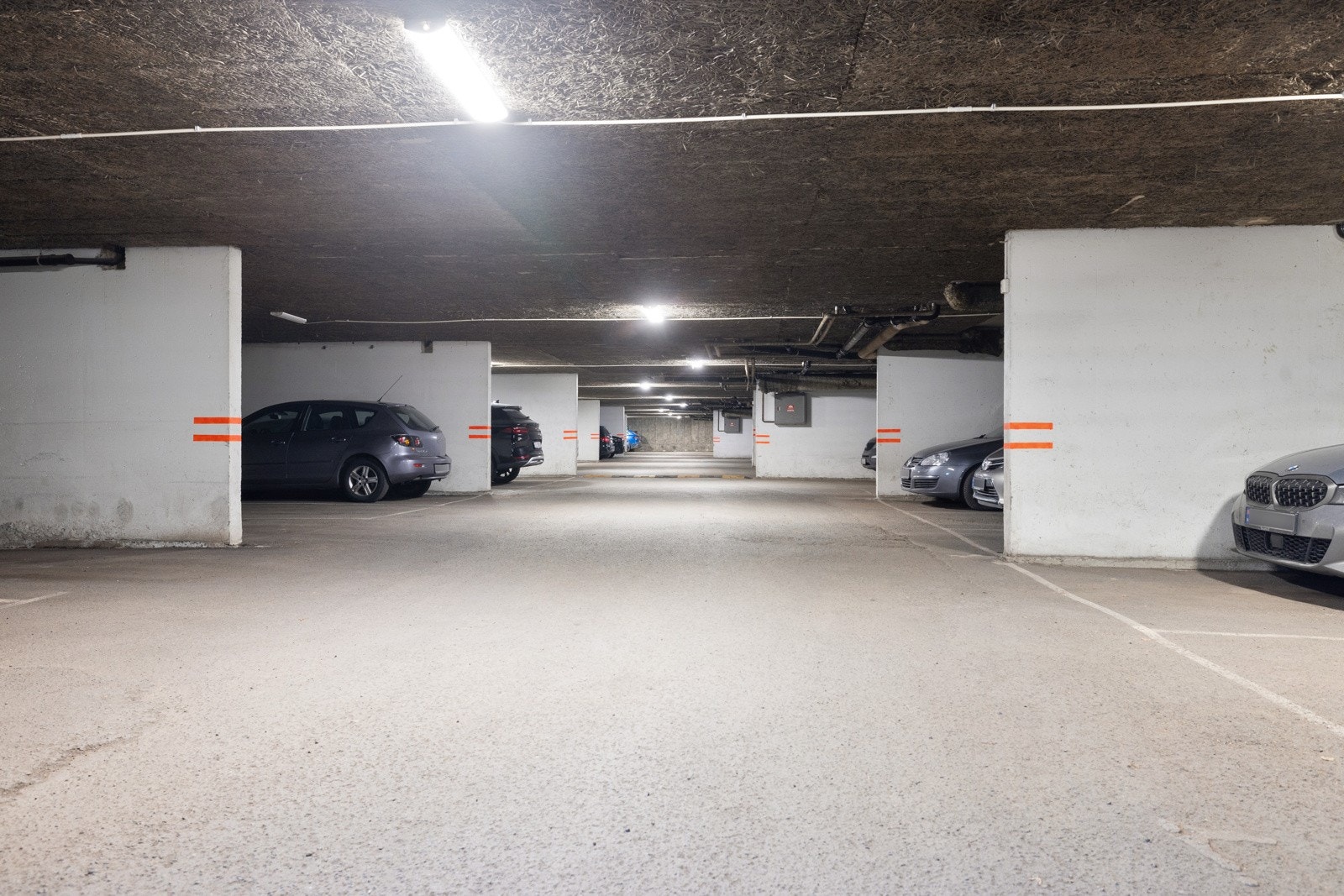 Garasjeplassen er lokalisert i et lukket og varmt anlegg. Borettslaget har etablert infrastruktur som gir mulighet for å installere elbillader på plassen. Galleribilde