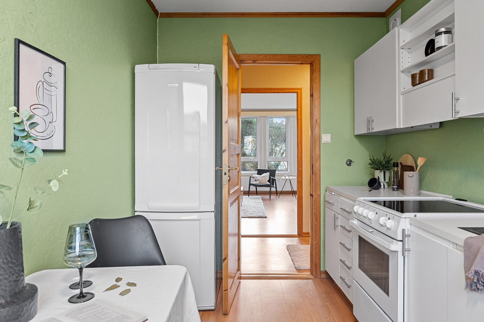 - Kort vei fra kjøkken til stue - Galleribilde