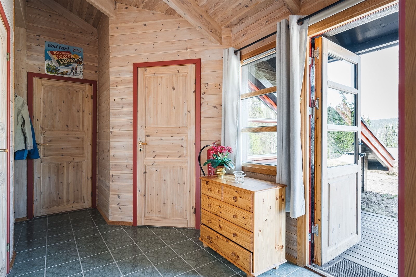 Velkommen inn! Den romslige gangen har varmekabler under flislagt gulv og god takhøyde som gir en luftig romfølelse. Praktisk garderobe i innhuk. Galleribilde