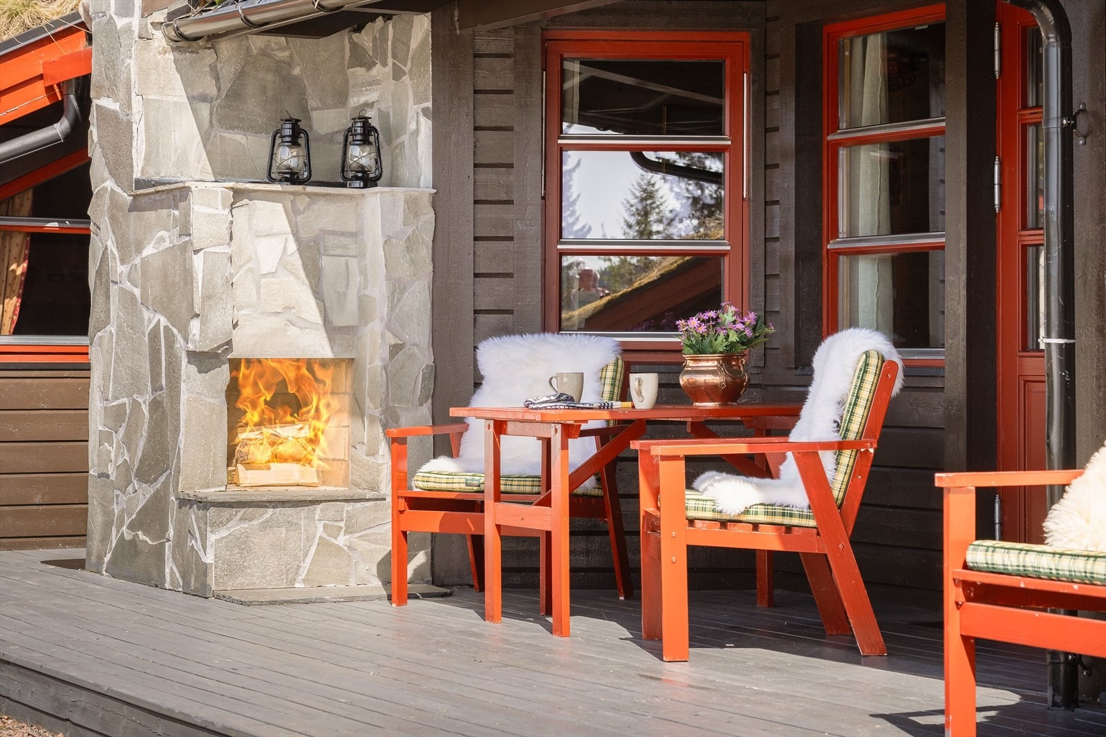 Utepeisen i naturstein gir gode muligheter for kos og hygge langt utover kveldene. Galleribilde