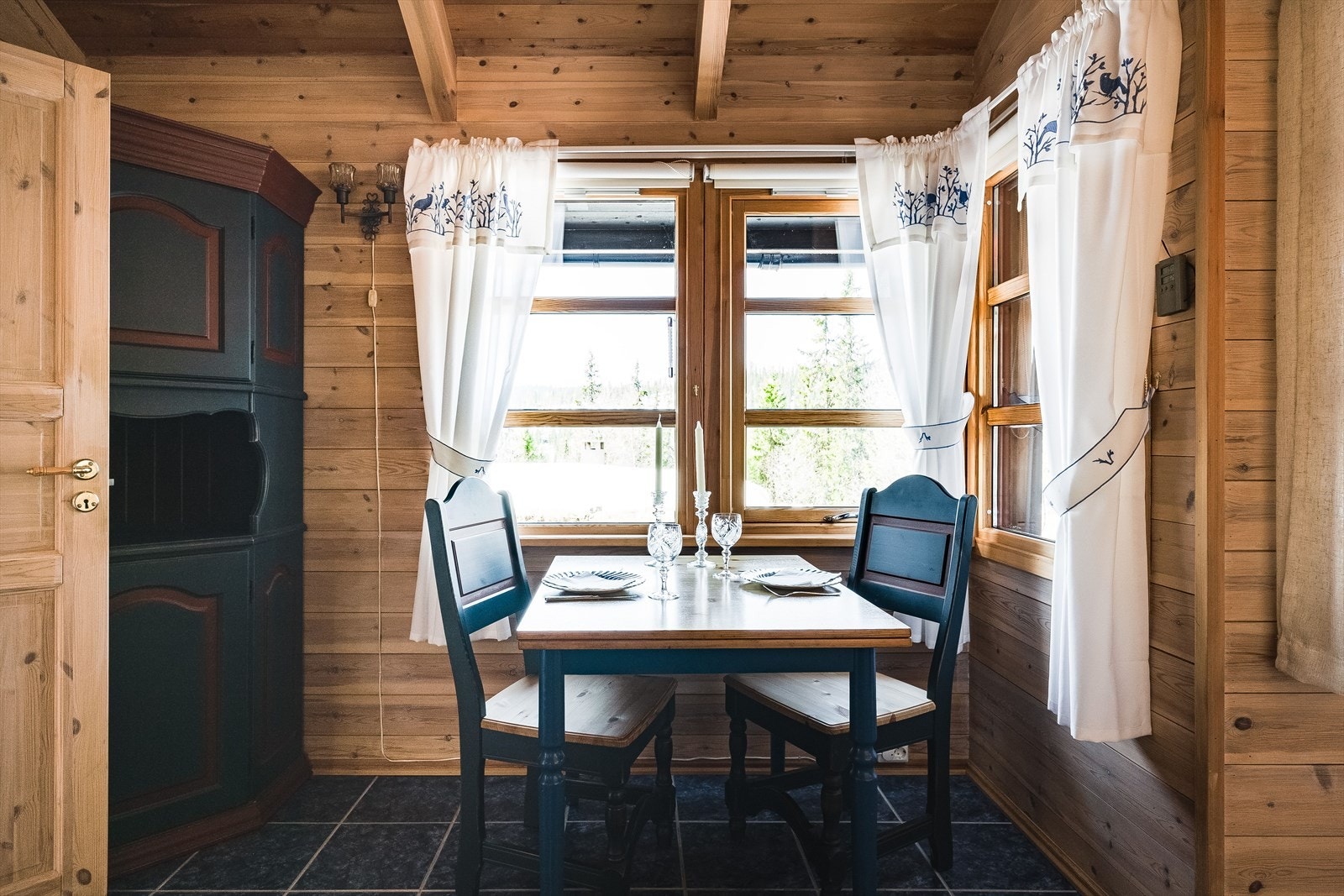 Her kan du nyte frokosten mens du titter ut på naturen som endrer seg i takt med årstidene. En trivelig start på dagen. Galleribilde