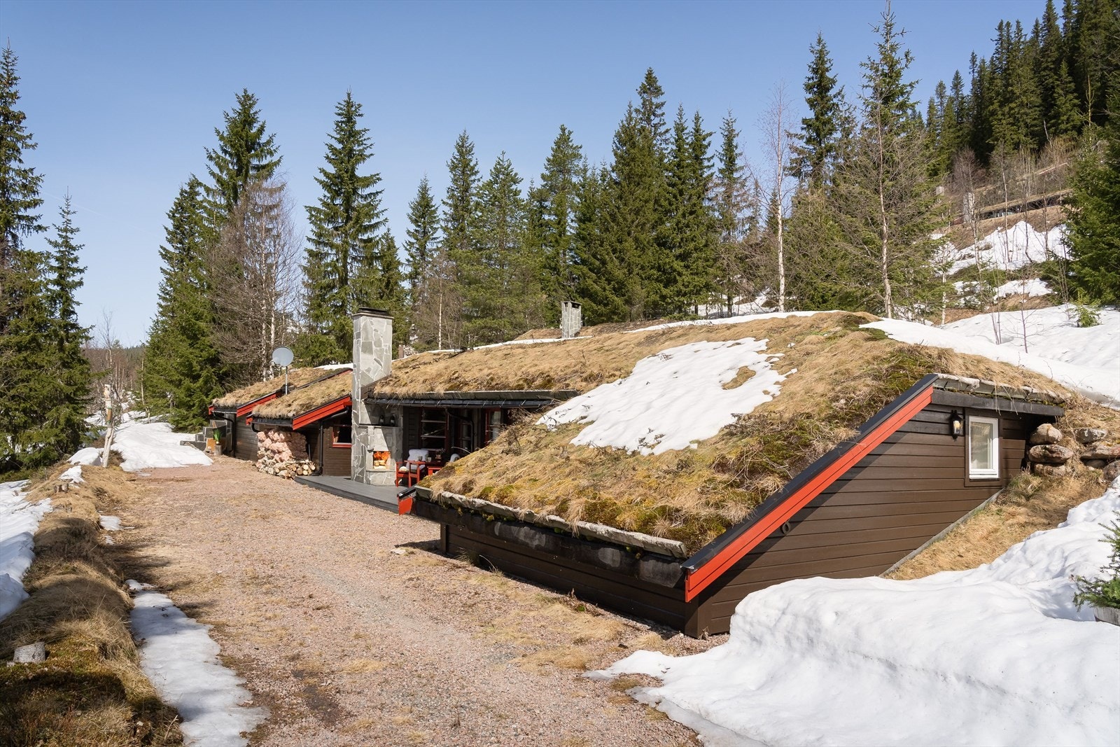 Hytta er bygd inn i terreng som gir en stilig fremtoning. Selger har ivaretatt hytta godt og den ble sist beiset i 2023. Galleribilde