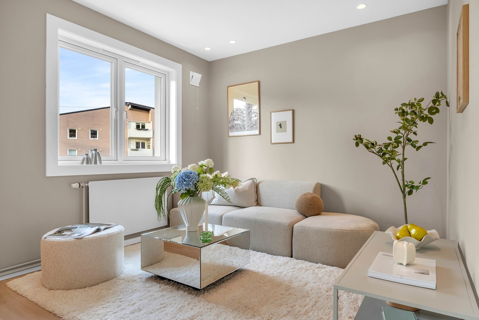 I stuen er det god plass til sofagruppe med tilhørende sofabord og tv-møblement. Galleribilde