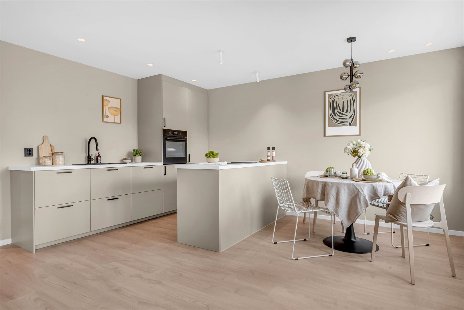 Stilsikkert og moderne kjøkken fra 2024 med barløsning. Galleribilde
