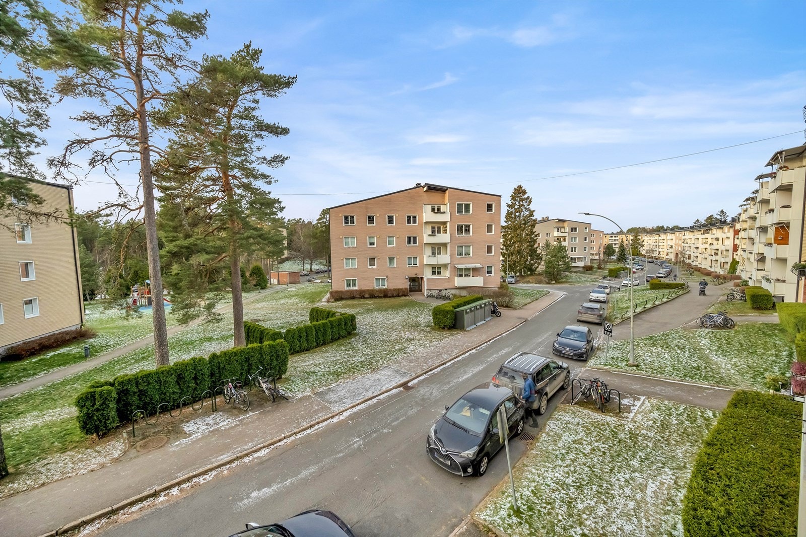 Leiligheten ligger i et veletablert og attraktivt boområde i idylliske, grønne omgivelser. Galleribilde