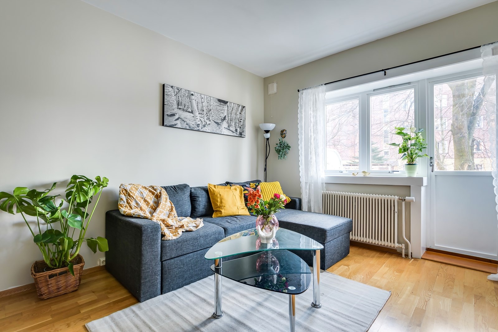 Lys og hyggelig stue med plass til sofa og tilhørende møblement Galleribilde