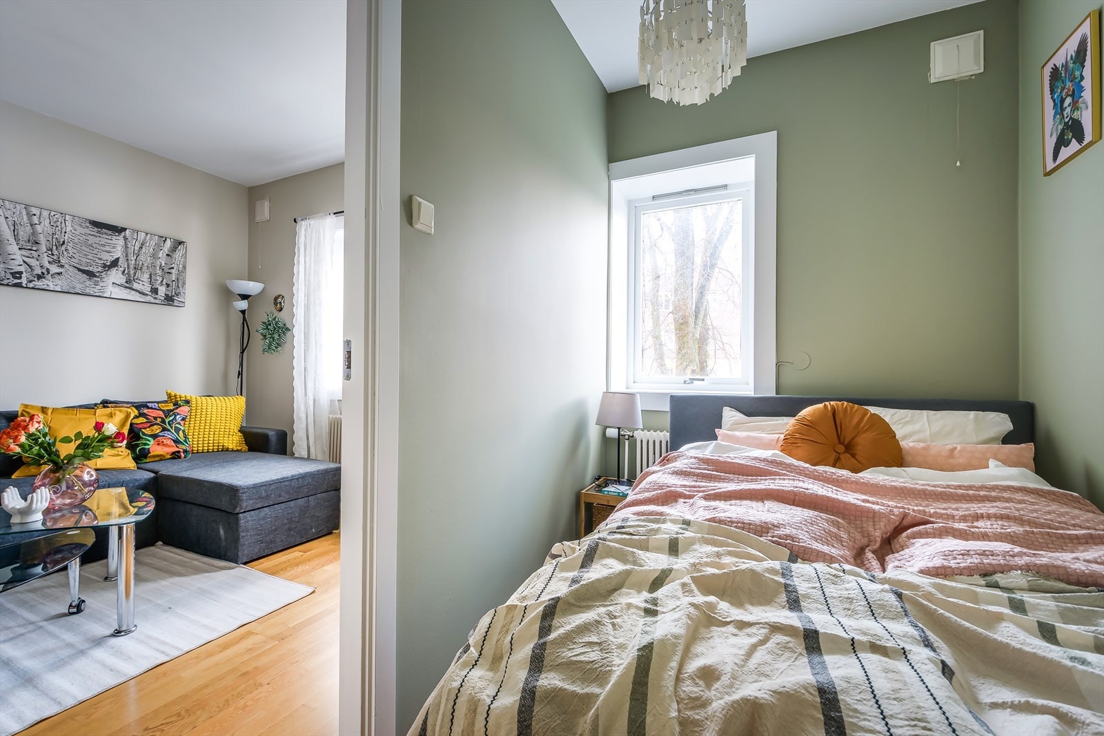 En radiator under vinduet sørger for behagelig oppvarming Galleribilde