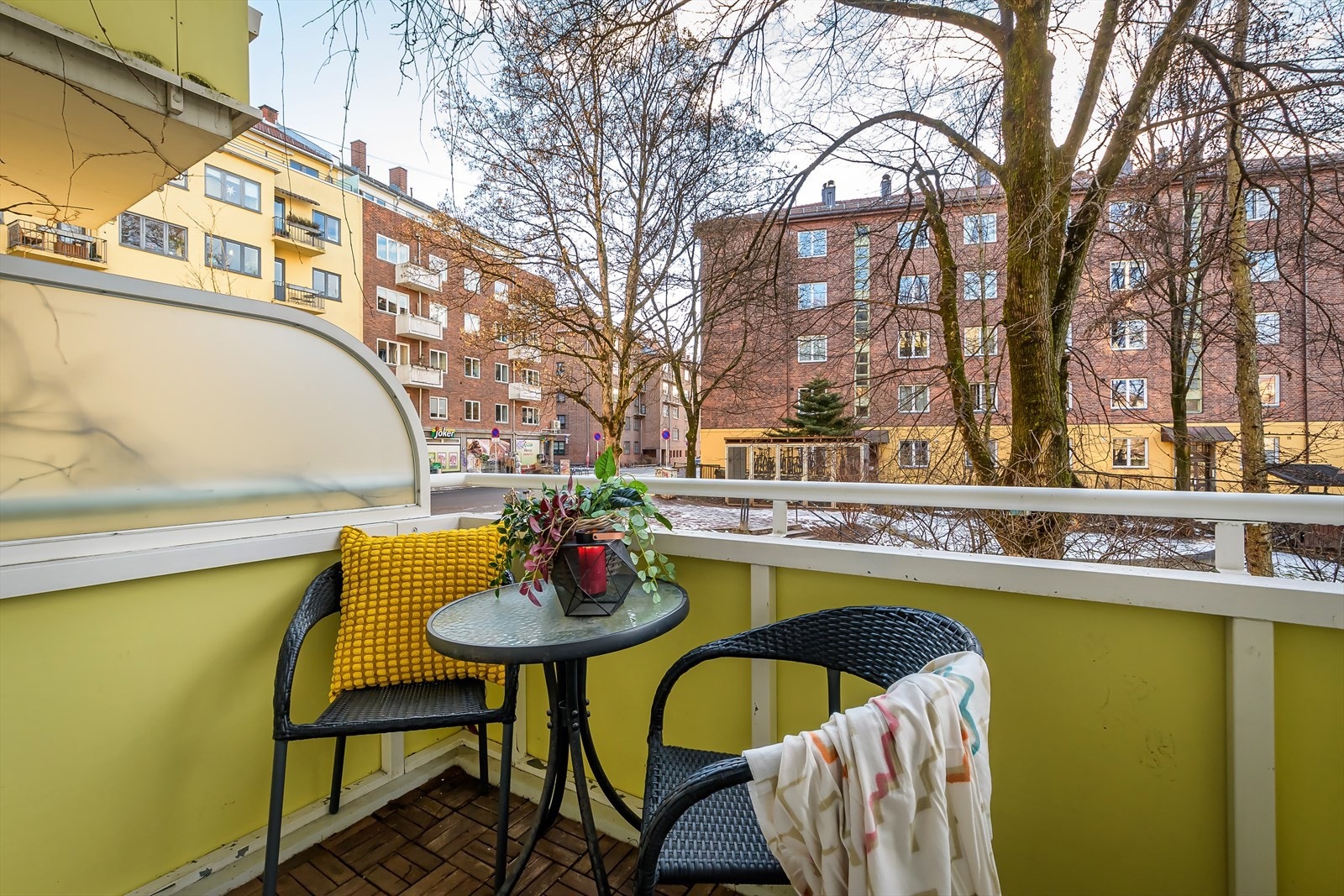 Fra stuen er det utgang til en hyggelig balkong på 3,6 m² Galleribilde