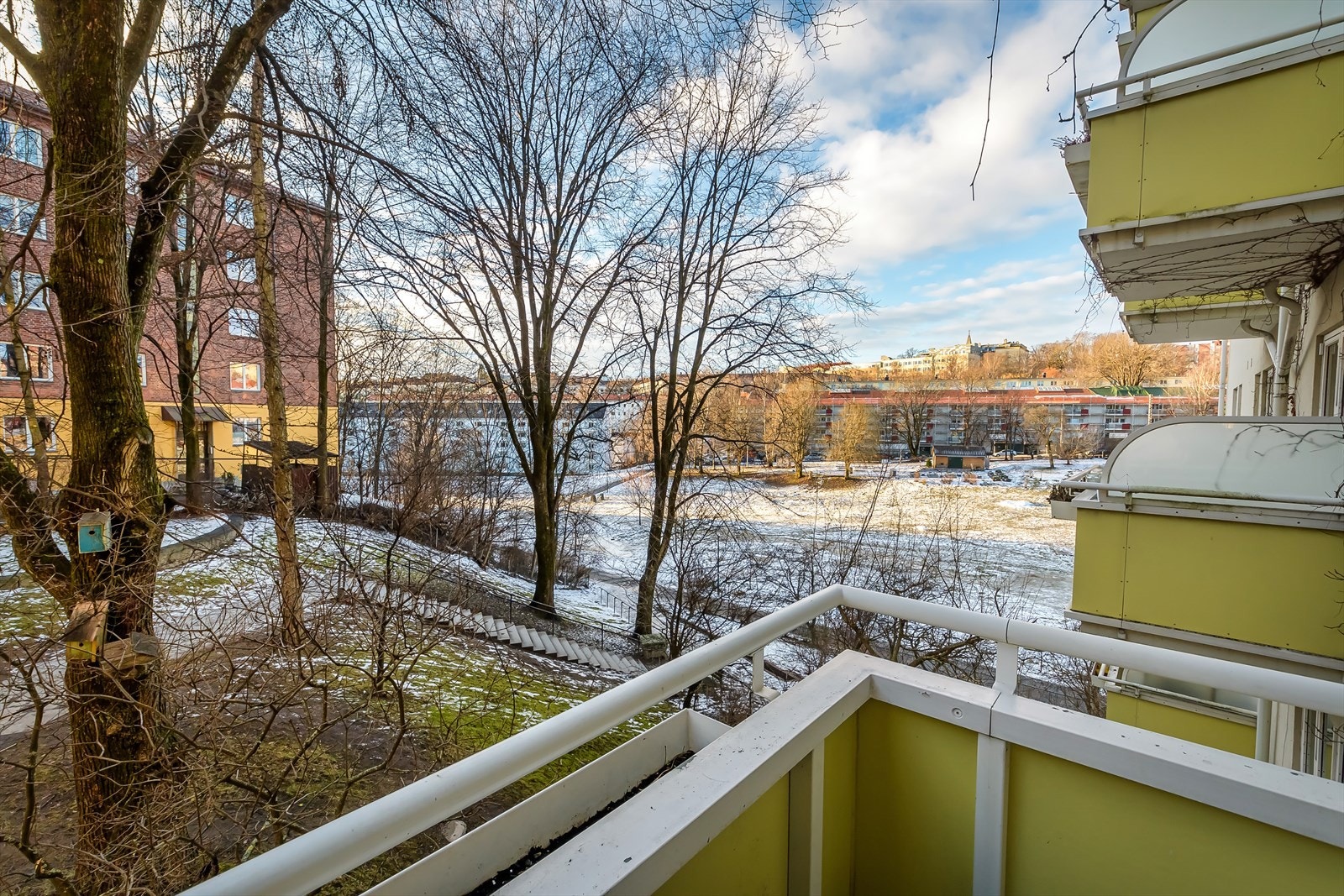 Balkongen byr på herlig, grønn utsikt mot Iladalen. Galleribilde