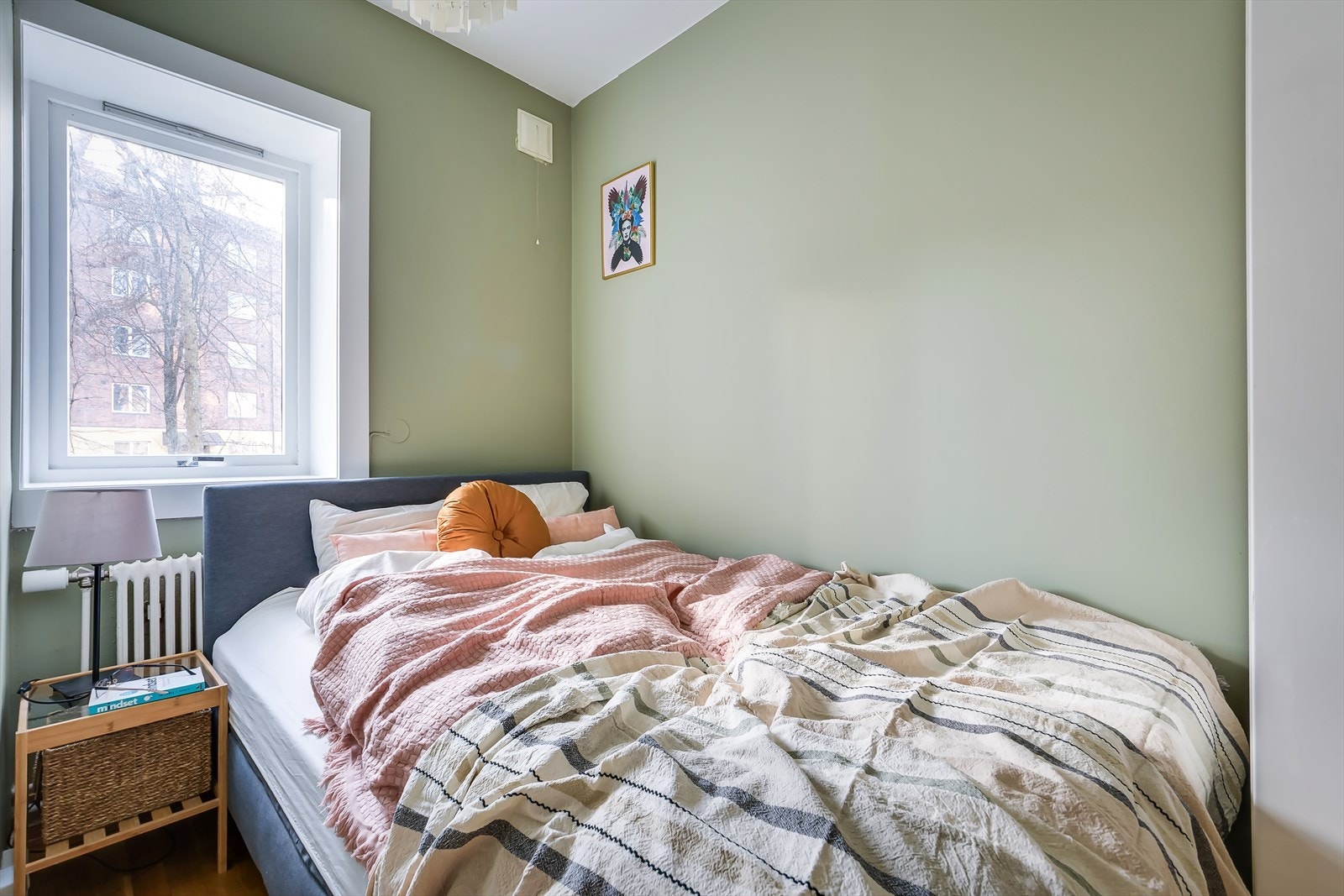 Koselig soverom med plass til dobbeltseng, nattbord og garderobeskap Galleribilde