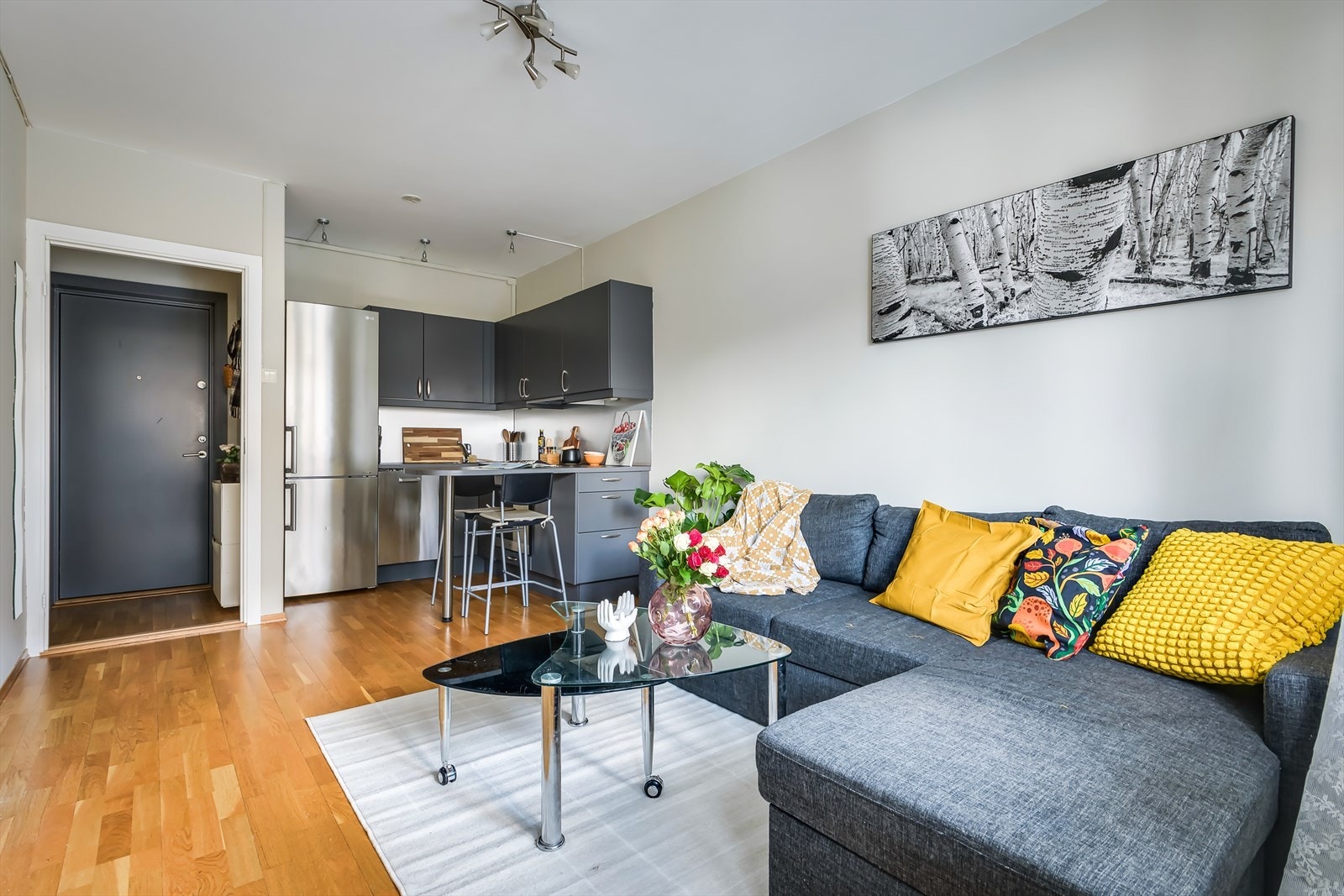 Leiligheten har åpen stue-/kjøkkenløsning som skaper en luftig og sosial atmosfære Galleribilde