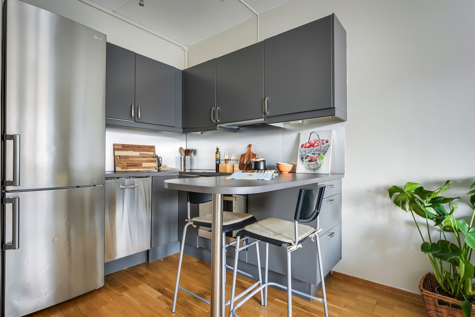 Kjøkkenet er effektivt utnyttet med god skap- og benkeplass samt en praktisk barløsning Galleribilde