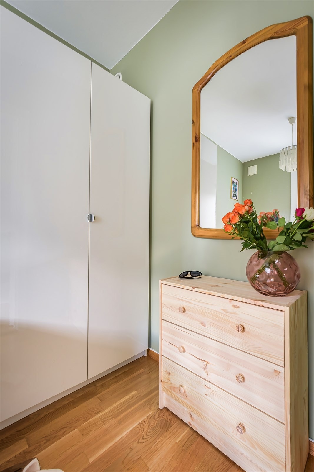 Rommet er malt i en lun og behagelig farge Galleribilde