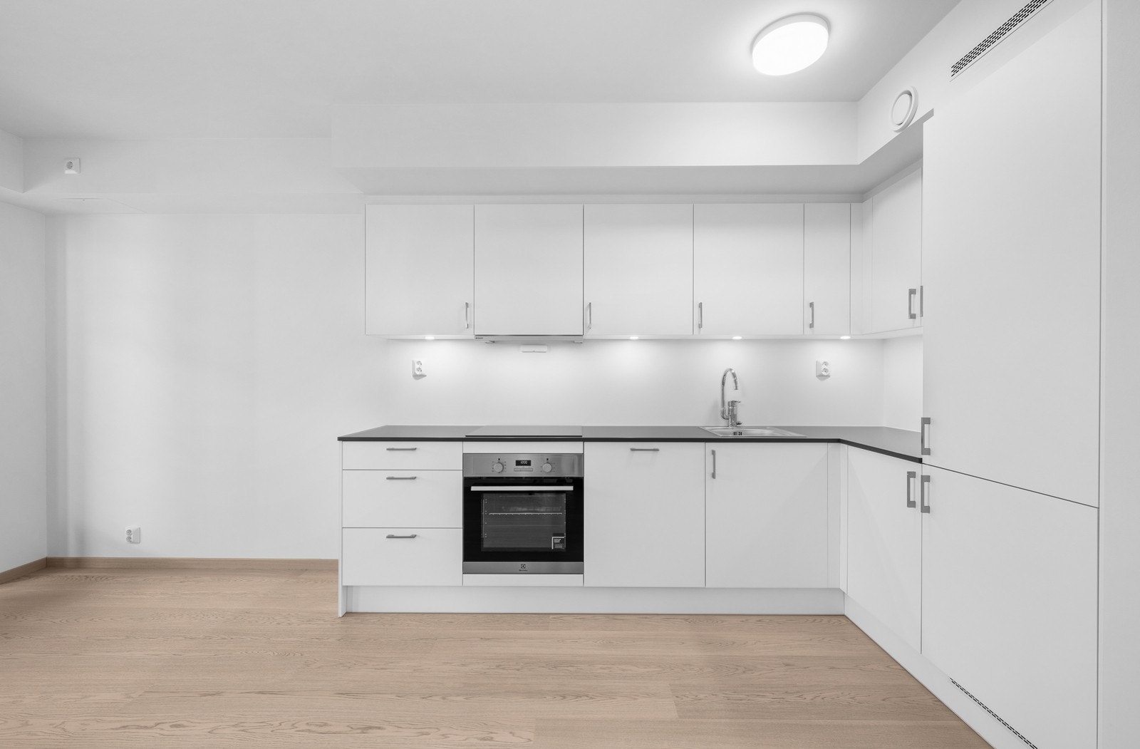 Kjøkkenet har integrerte hvitevarer og god oppbevaringsplass Galleribilde