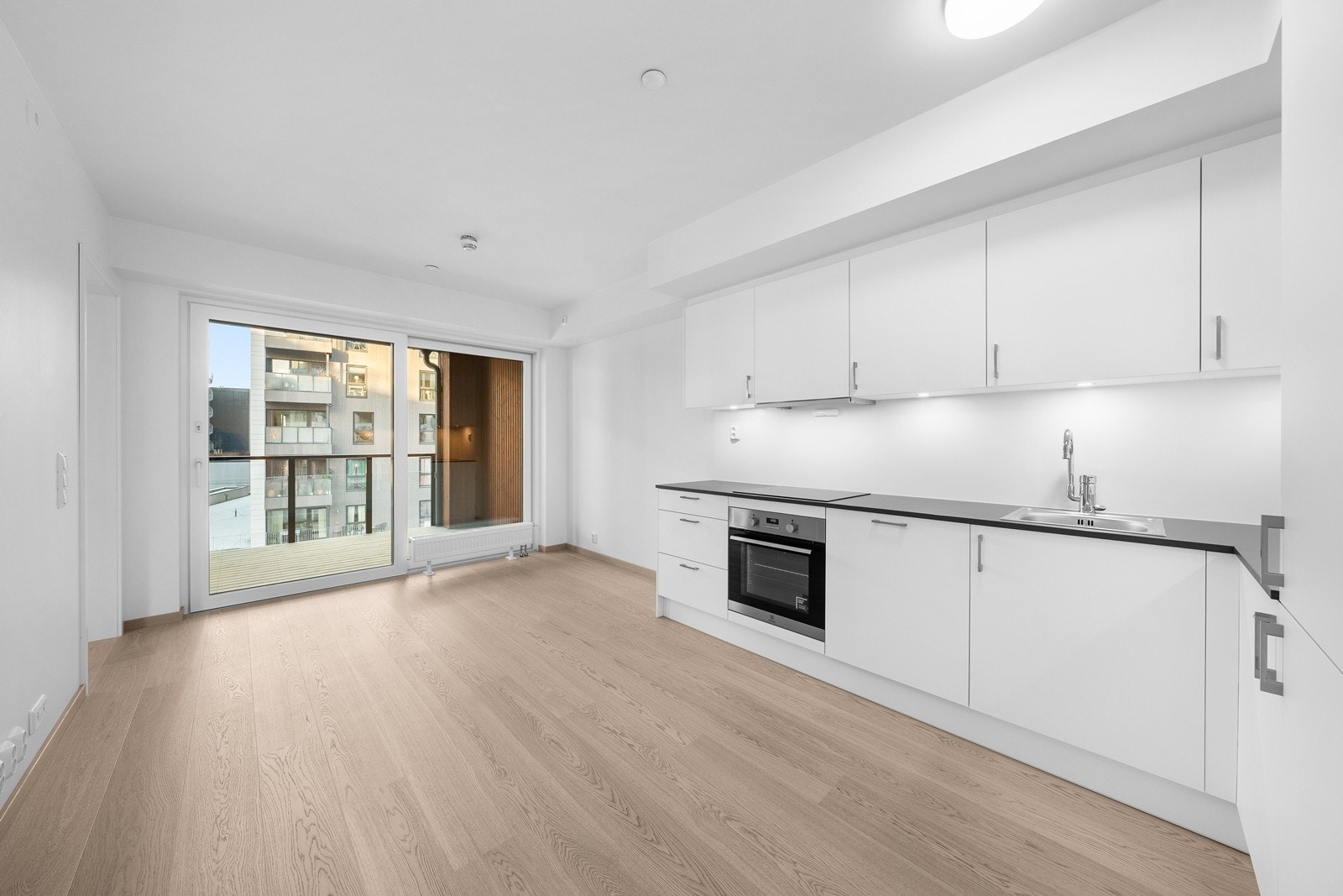 Stue og kjøkken i åpen løsning Galleribilde