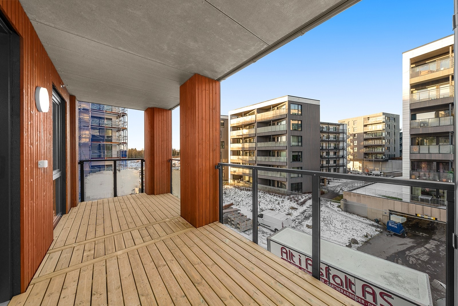 Meget romslig balkong på ca. 12 kvm. Balkongen er vendt mot nordvest. Galleribilde