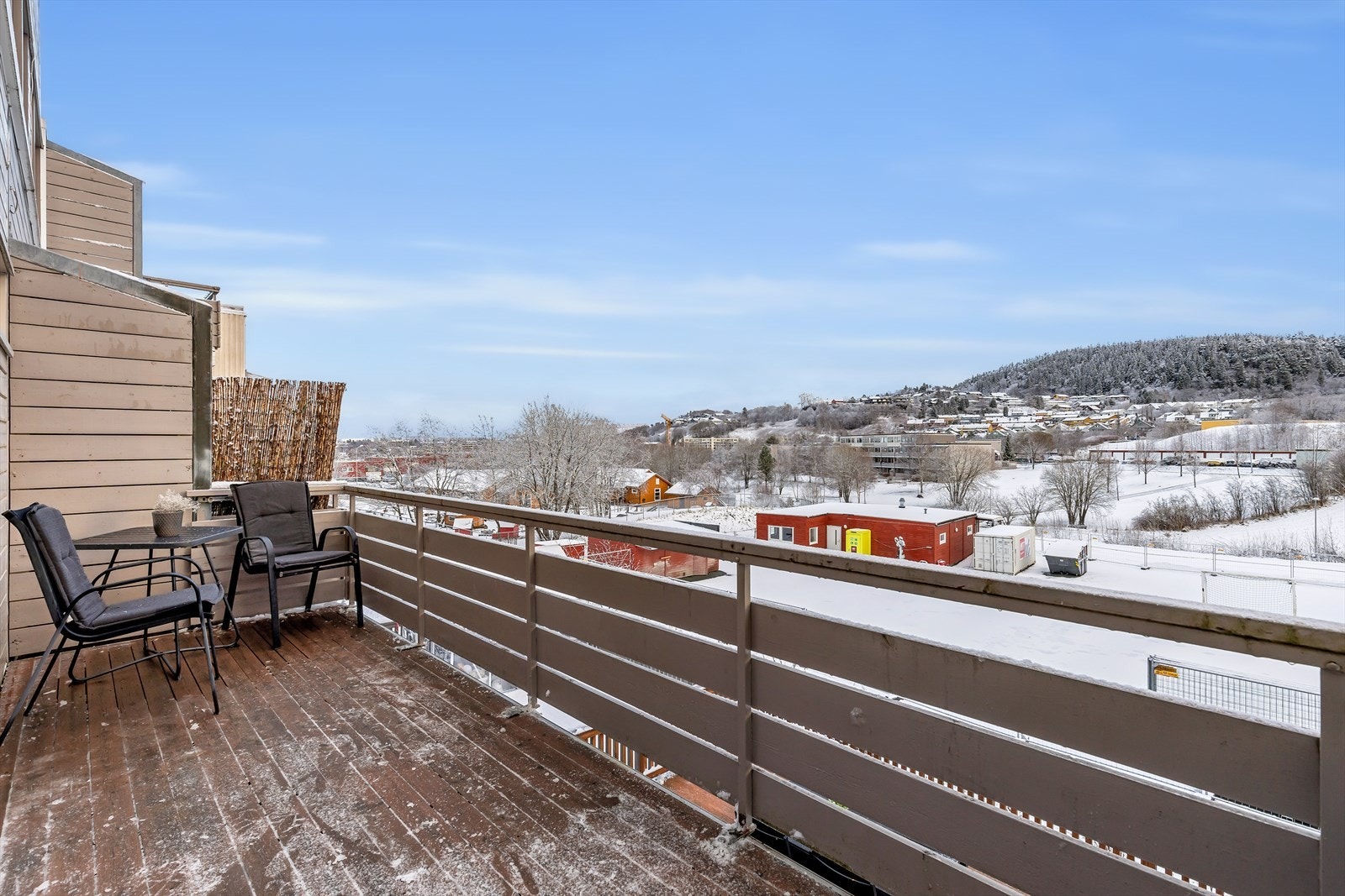 Balkong vendt mot øst med utsikt mot grøntareal. Galleribilde