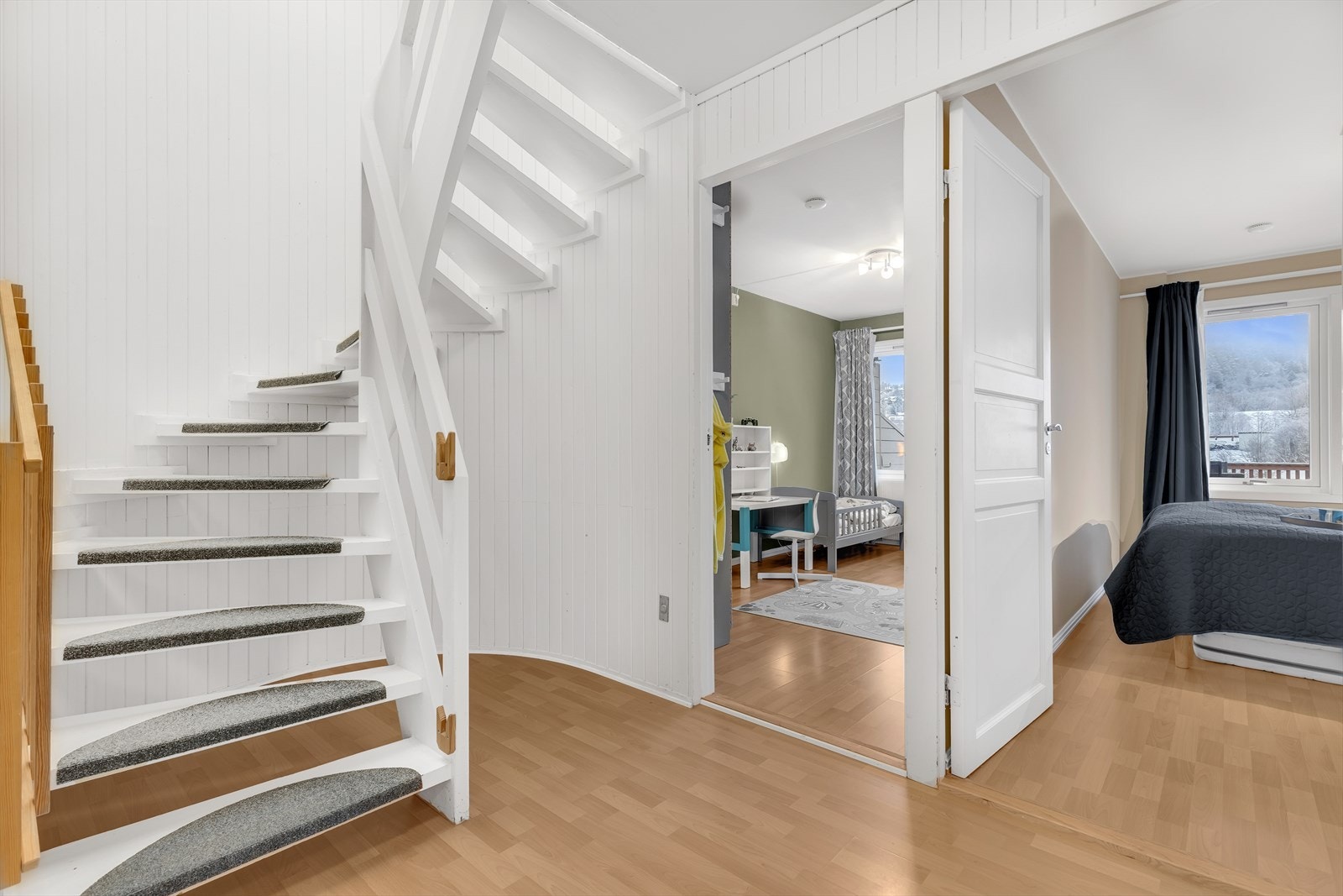 Trappoppgang som fører til bad, bod og soverom. Galleribilde