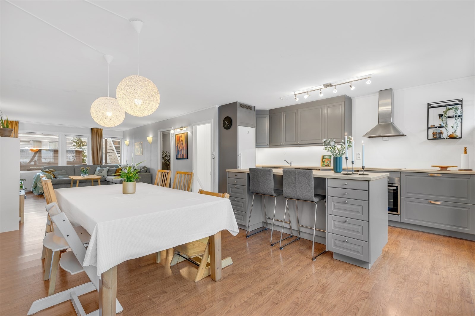 Moderne kjøkken med mye skap og benkeplass. Galleribilde