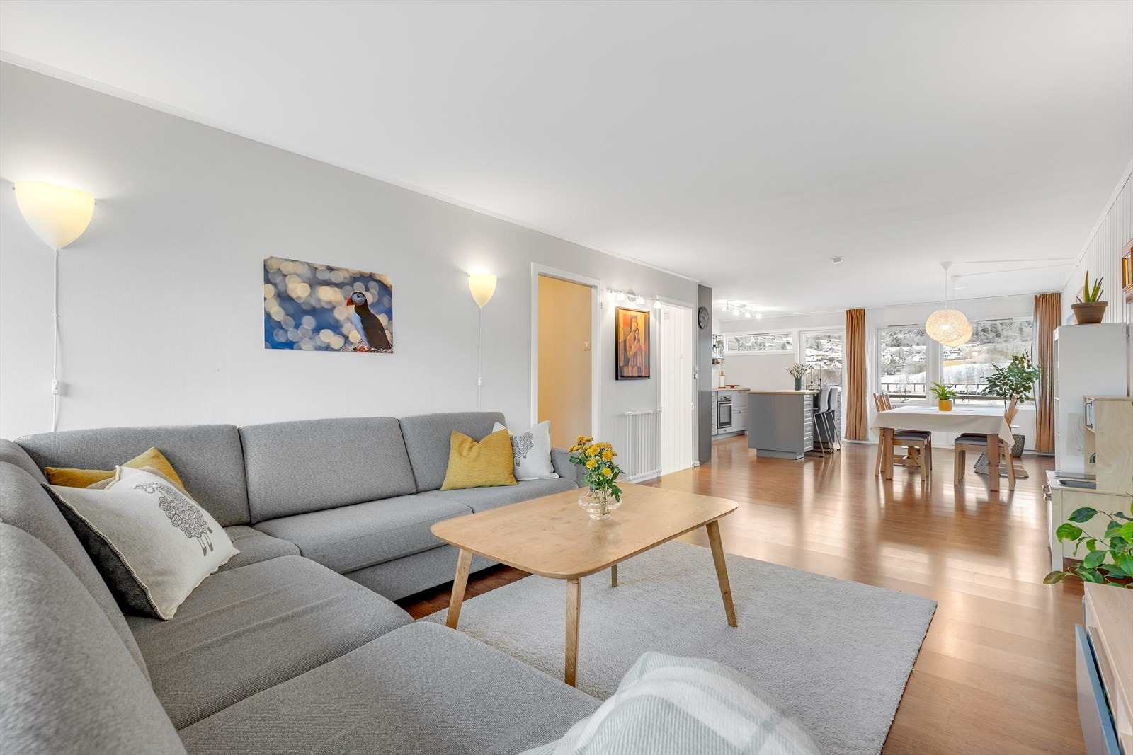 Heimdal Eiendomsmegling v/Henrik Midtøy har gleden av å presentere en romslig rekkehusleilighet beliggende i populære Risvollan BL. Galleribilde