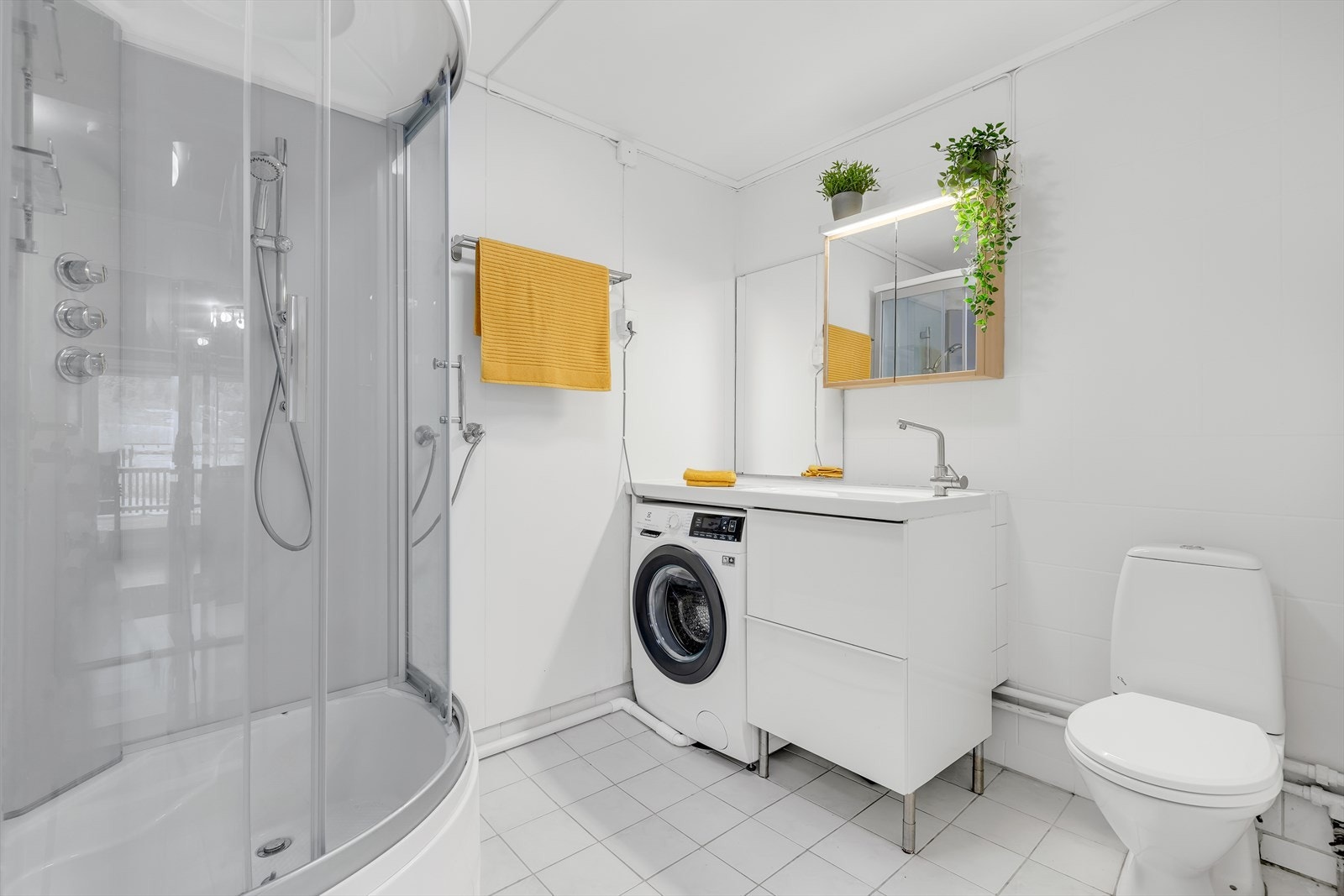 Pent flislagt bad med
opplegg for vaskemaskin. Galleribilde