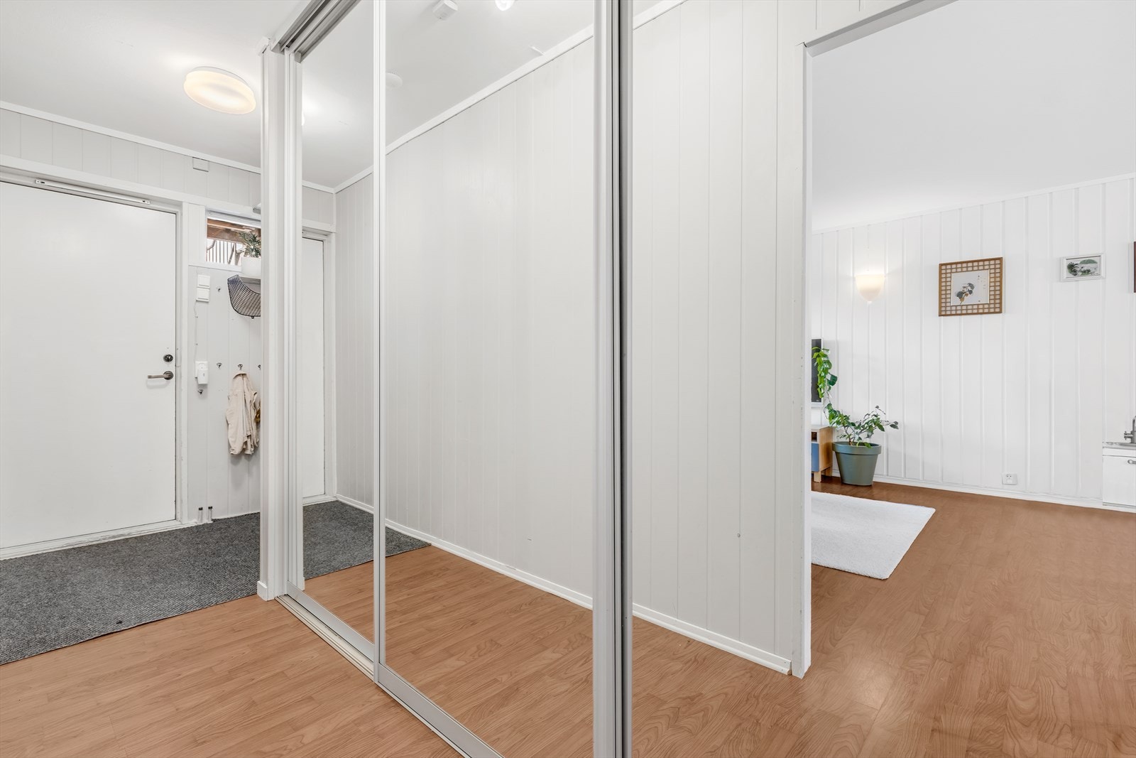 Entré med innebygd garderobeløsning. Galleribilde