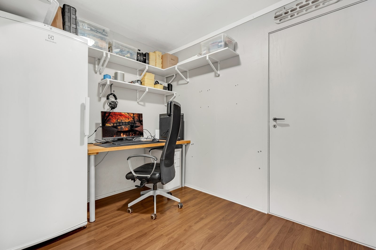 Bod nr. 1 på 5,8 kvm i sokkeletasje (bak døren er bod nr.
2 på 5,3 kvm.) Galleribilde