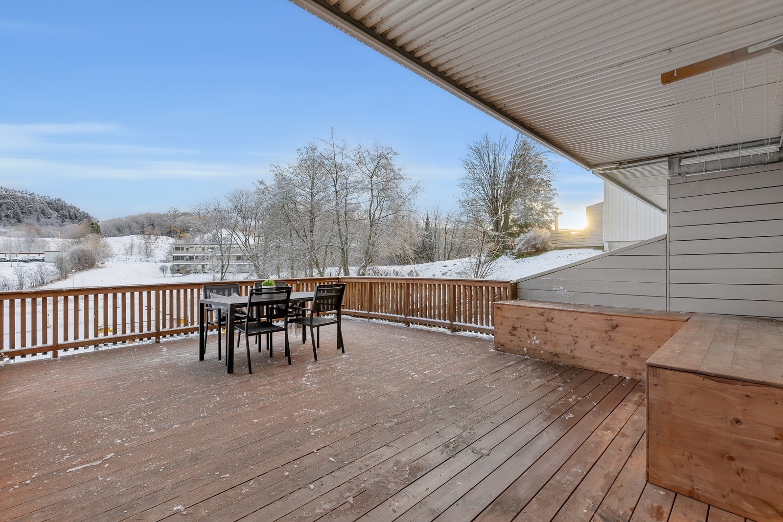 Romslig balkong vendt mot øst med lite innsyn. Galleribilde