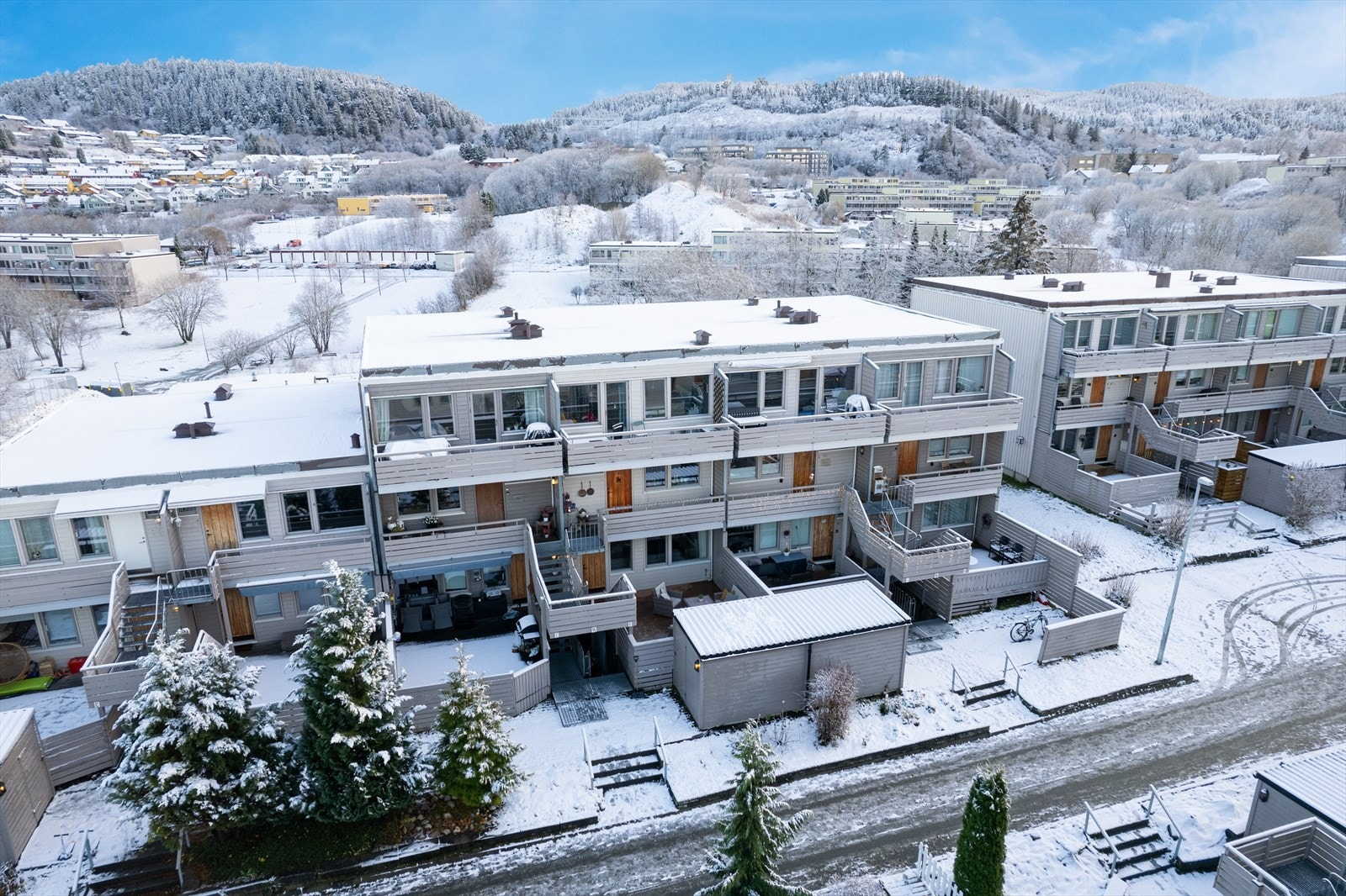 Mellom tunene er det utarbeidet luftige
grøntarealer med fotballbaner, tennisbaner,
disc golf baner og mye mer. Galleribilde
