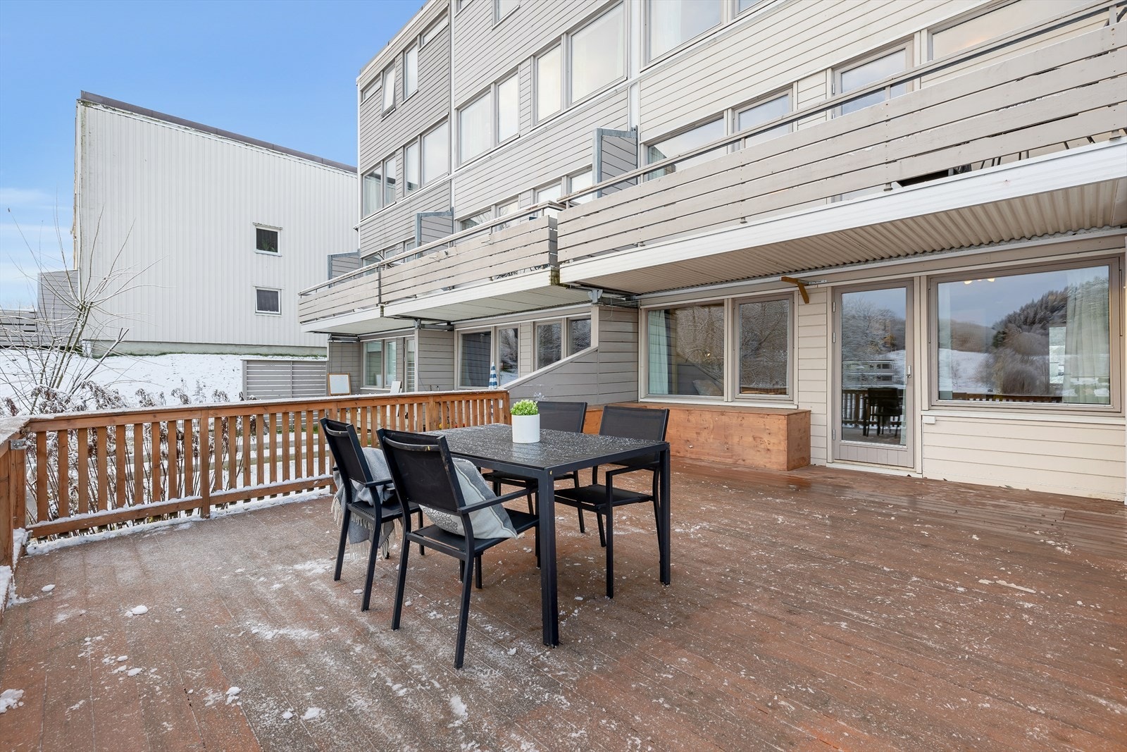 Rikelig med plass til utemøbler, grill og aktivitet for barna. Galleribilde