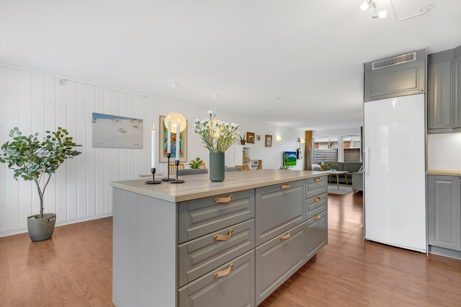 Praktisk kjøkkenøy med stor benkeplate. Galleribilde